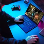 Người dùng trải nghiệm chơi game trên laptop lai máy tính bảng Asus ROG Flow Z13, minh họa thiết kế Big Chip hiệu quả.