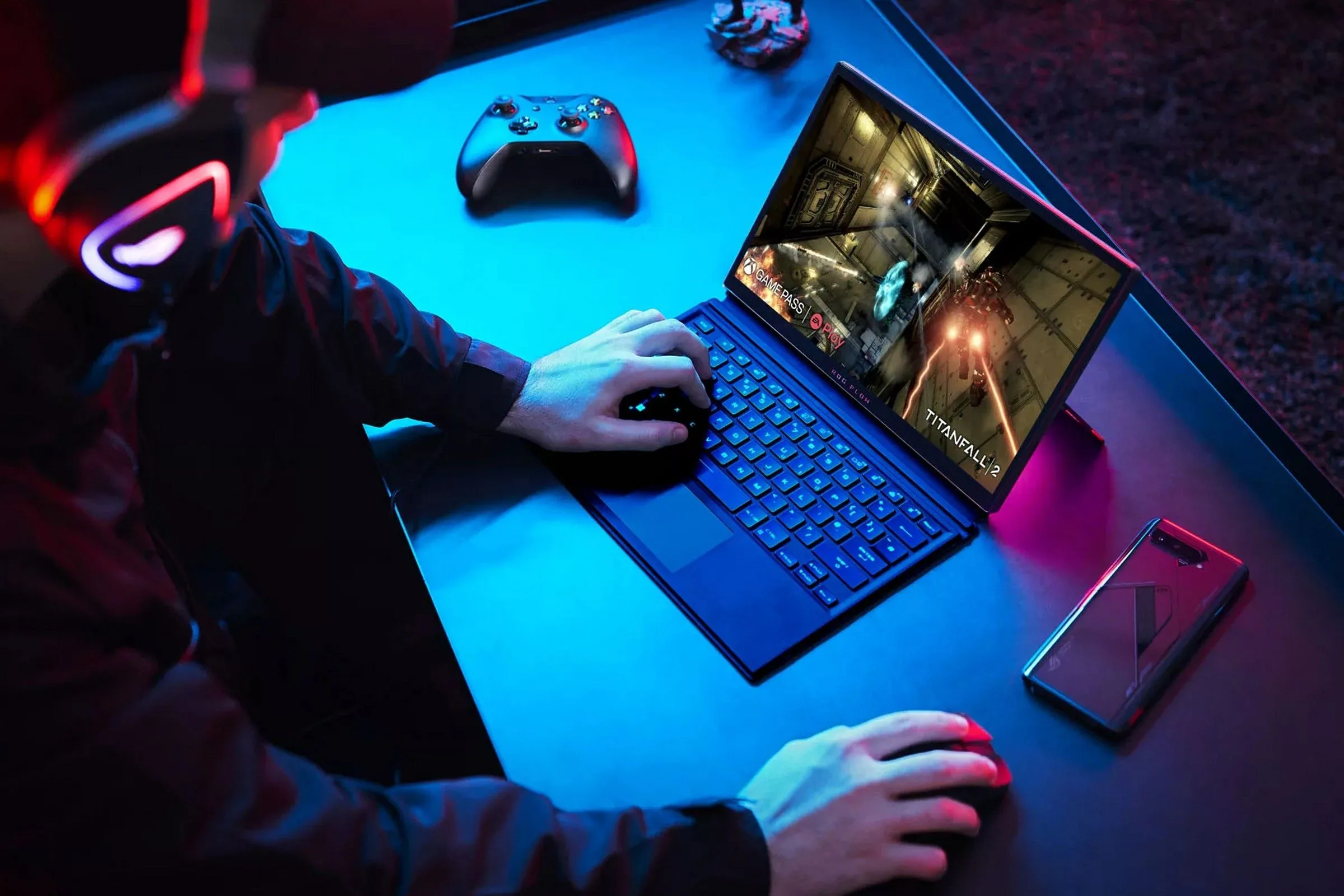 Người dùng trải nghiệm chơi game trên laptop lai máy tính bảng Asus ROG Flow Z13, minh họa thiết kế Big Chip hiệu quả.