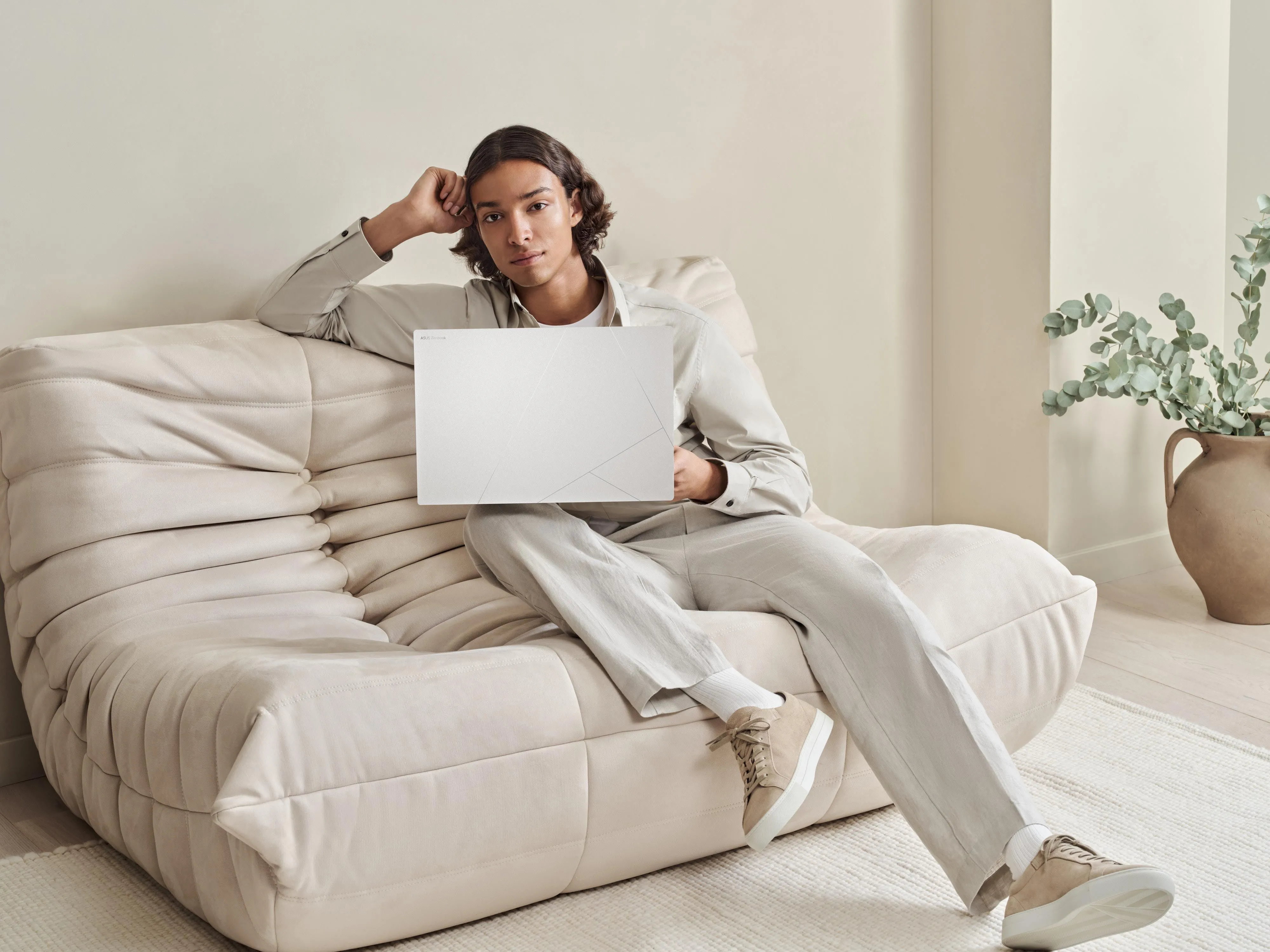 Người dùng trải nghiệm laptop Asus Zenbook S 16 trên bàn làm việc, thể hiện khả năng di động và màn hình lớn