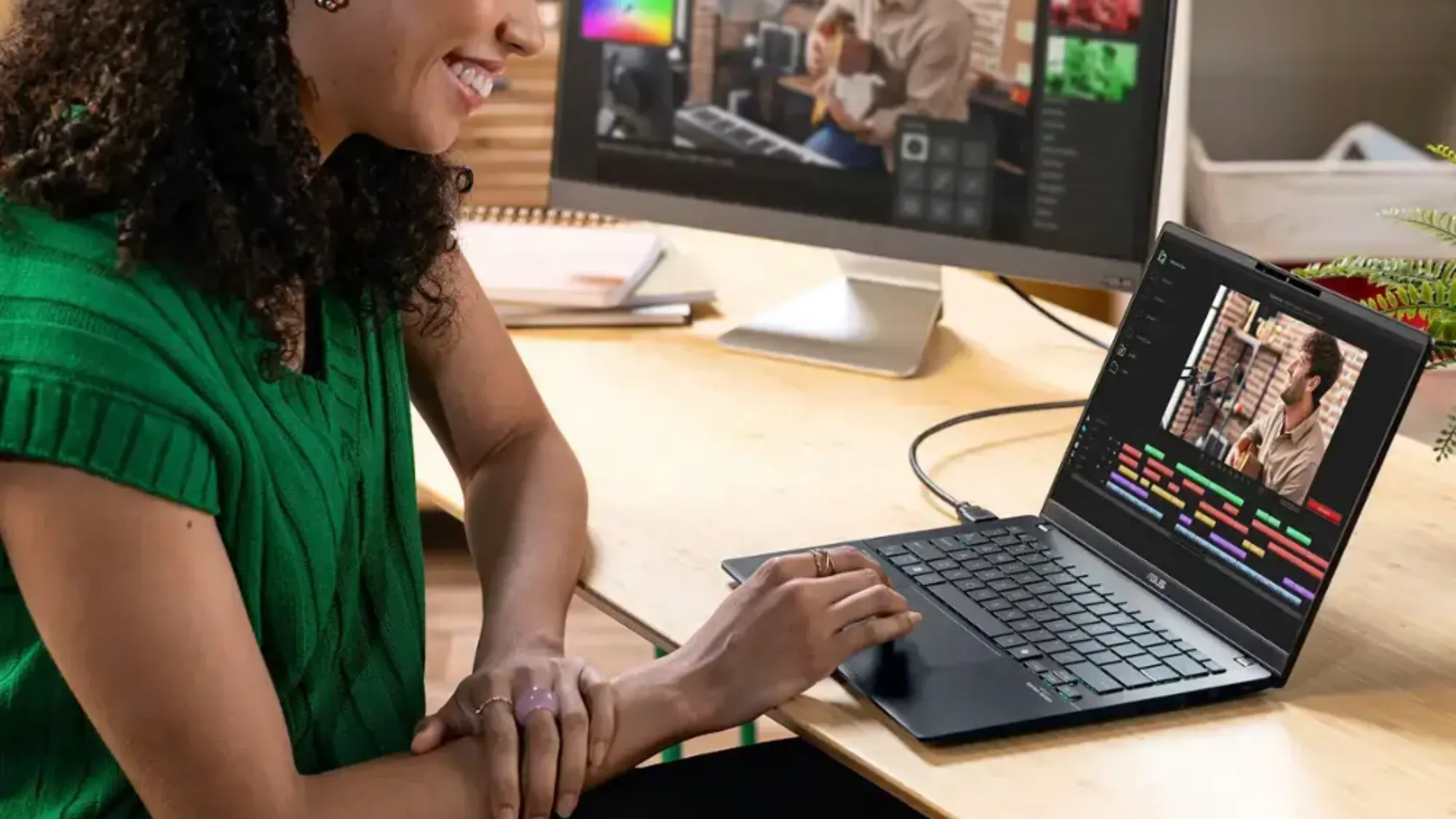 Người dùng tương tác với ASUS Vivobook S 14 trên bàn làm việc