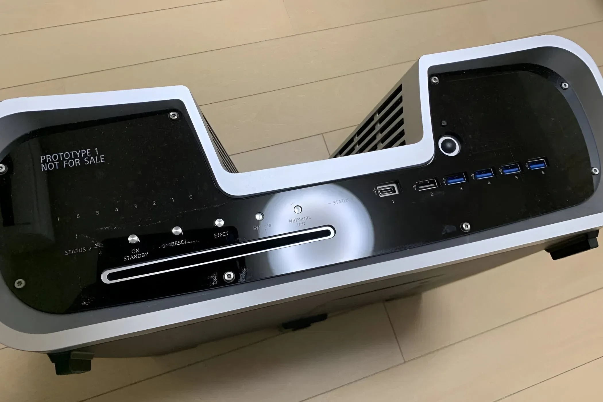 Nguyên mẫu bộ phát triển PlayStation 5 với thiết kế chữ V