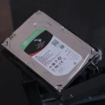 Ổ cứng Seagate IronWolf chuyên dụng bên trong hệ thống NAS Synology