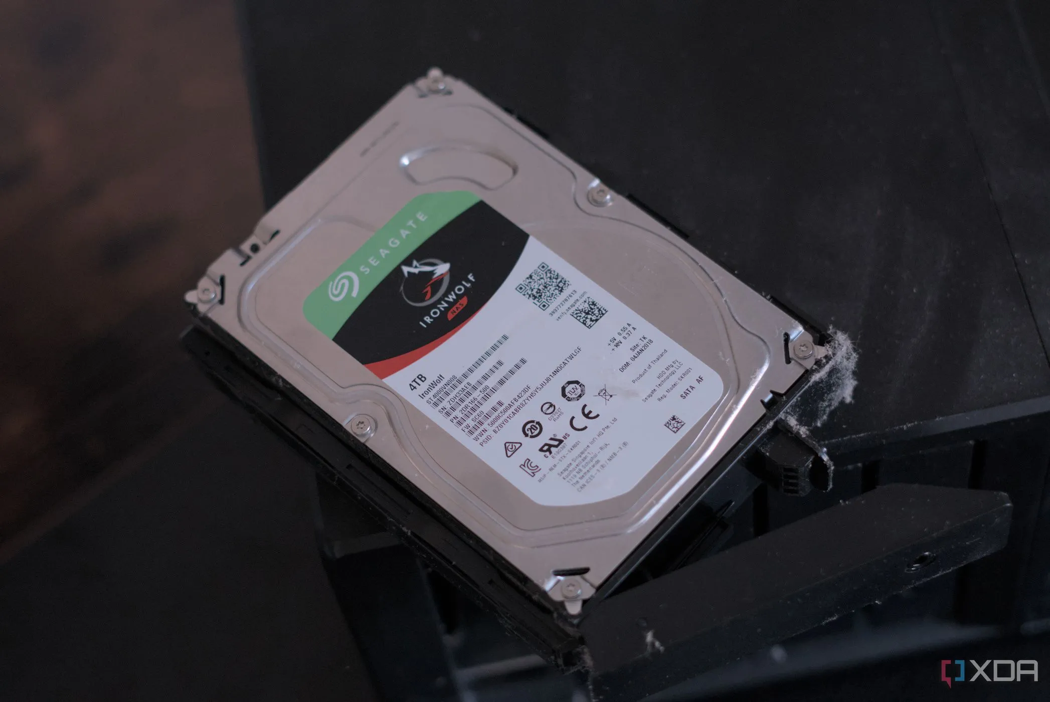 Ổ cứng Seagate IronWolf chuyên dụng bên trong hệ thống NAS Synology