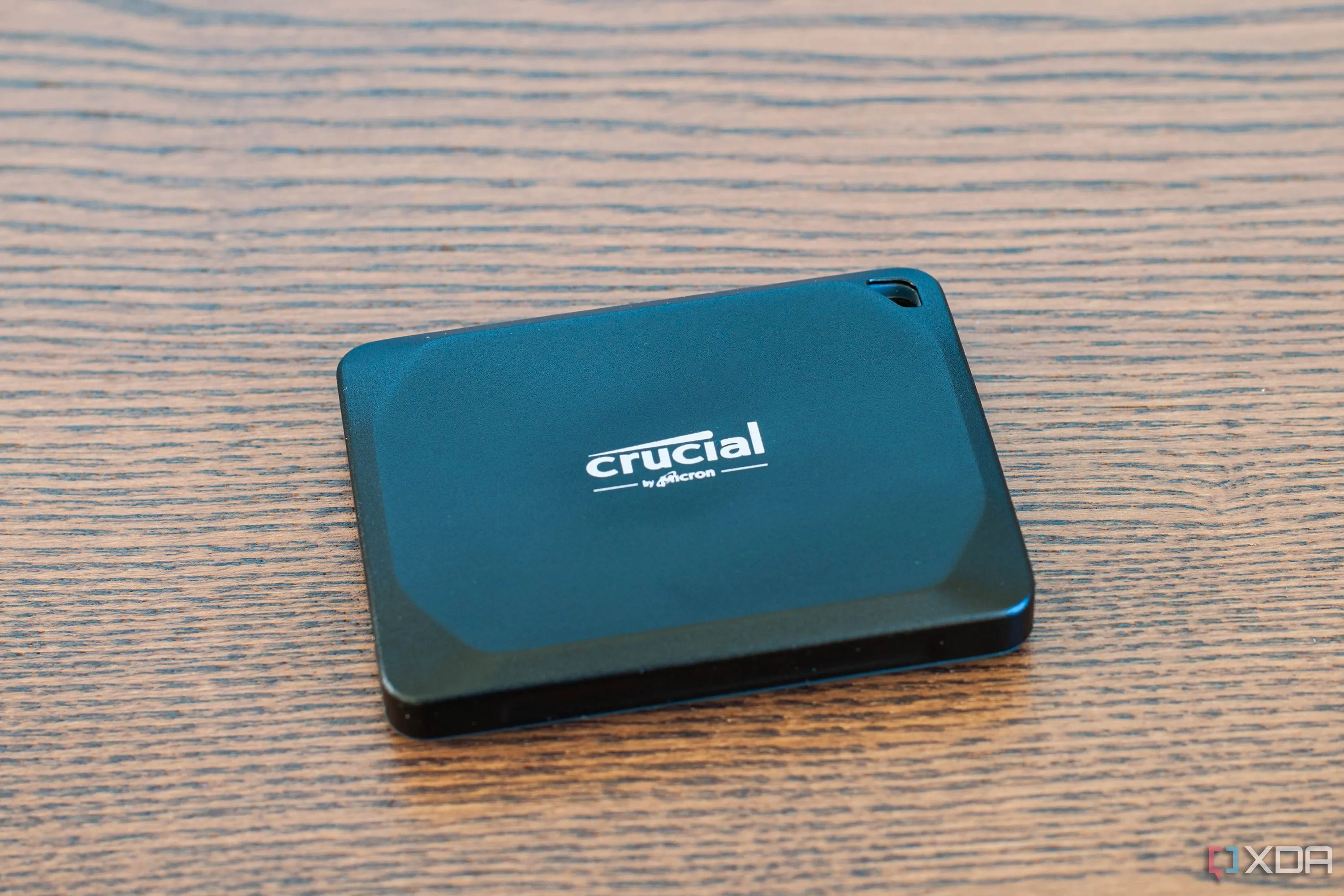 Ổ cứng SSD di động Crucial X10 Pro mạnh mẽ với thiết kế hiện đại trên bàn làm việc