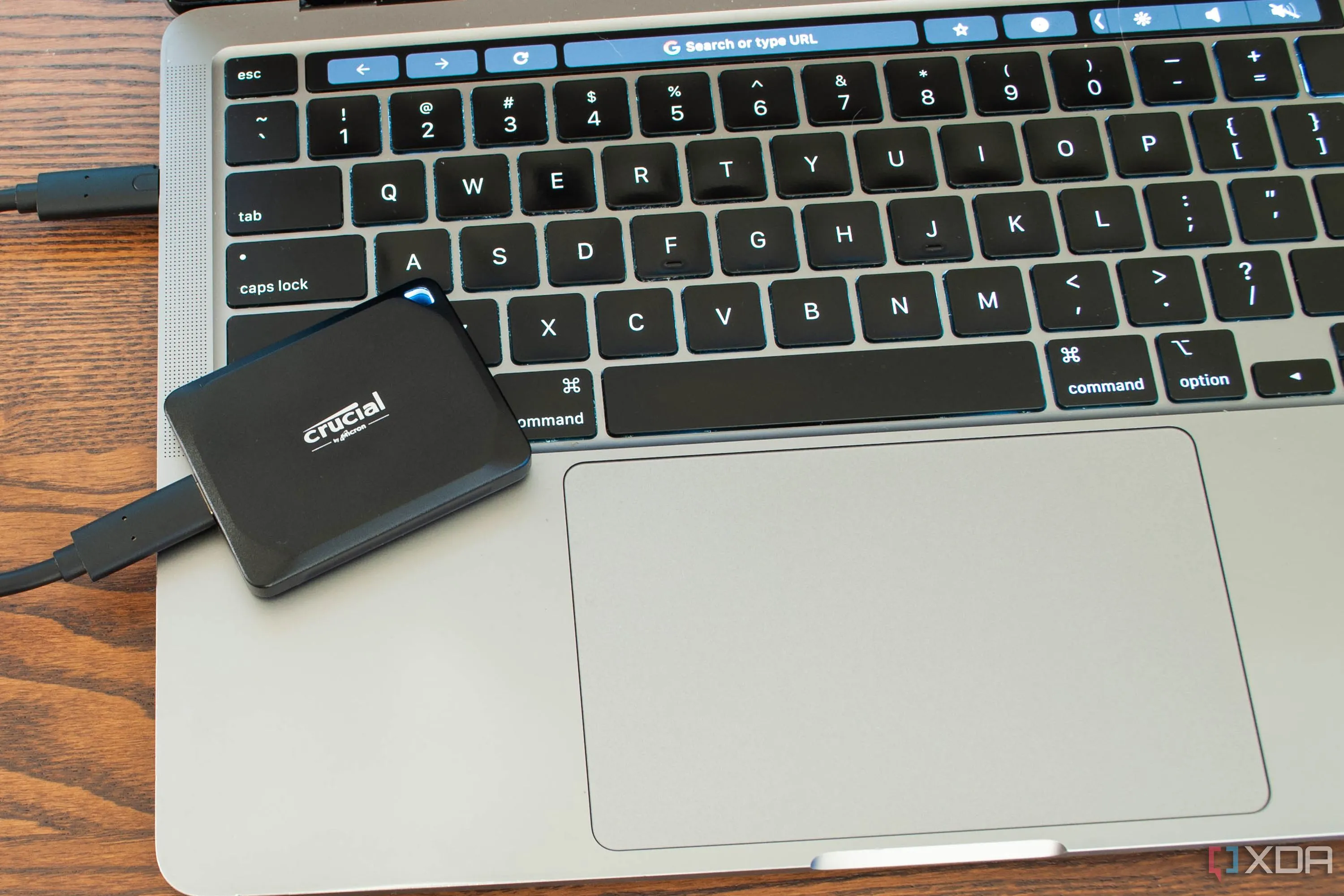 Ổ cứng SSD di động Crucial X10 Pro nhỏ gọn đặt cạnh laptop