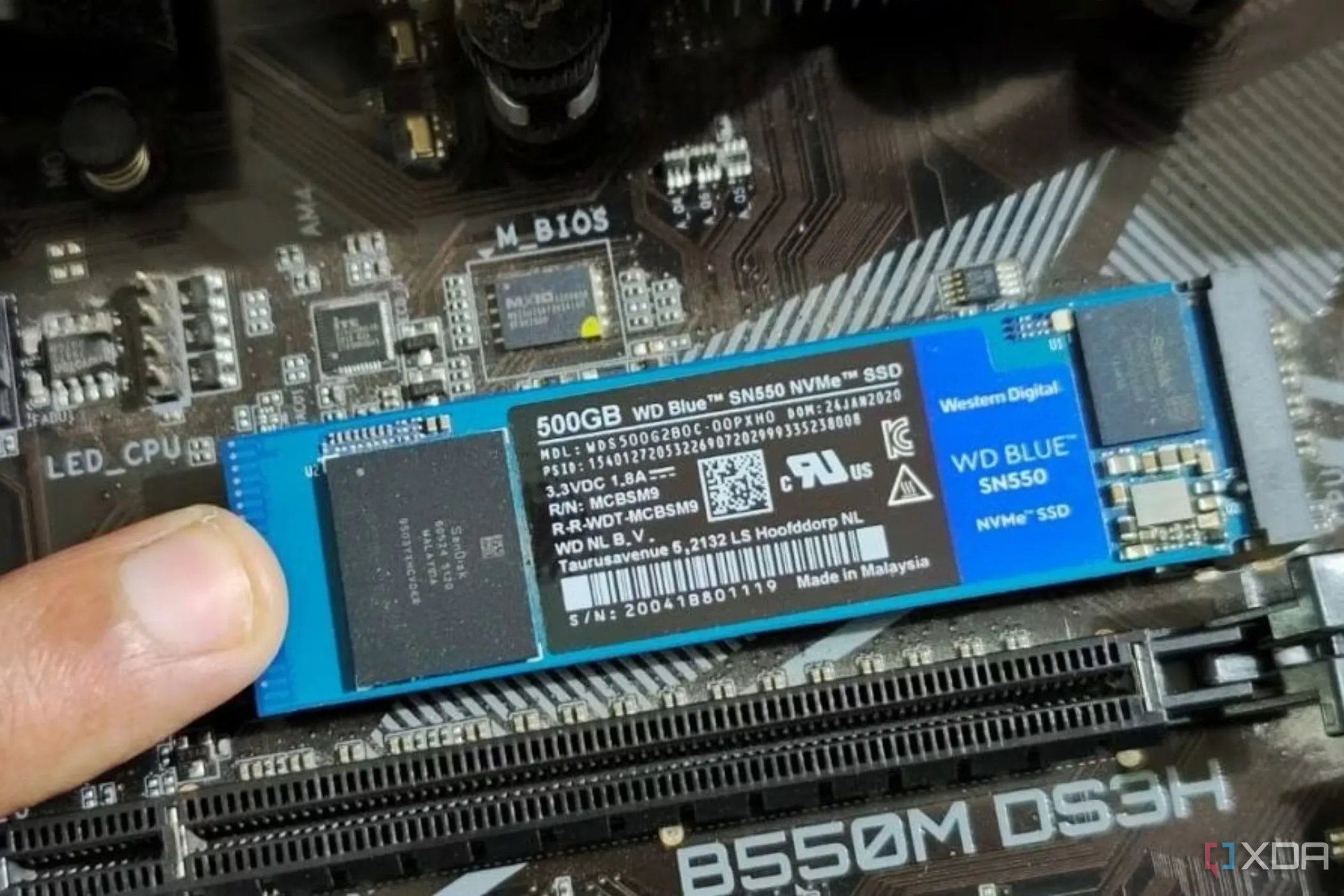 Ổ cứng SSD M.2 NVMe được lắp đặt trên bo mạch chủ, biểu tượng cho tốc độ lưu trữ siêu nhanh.