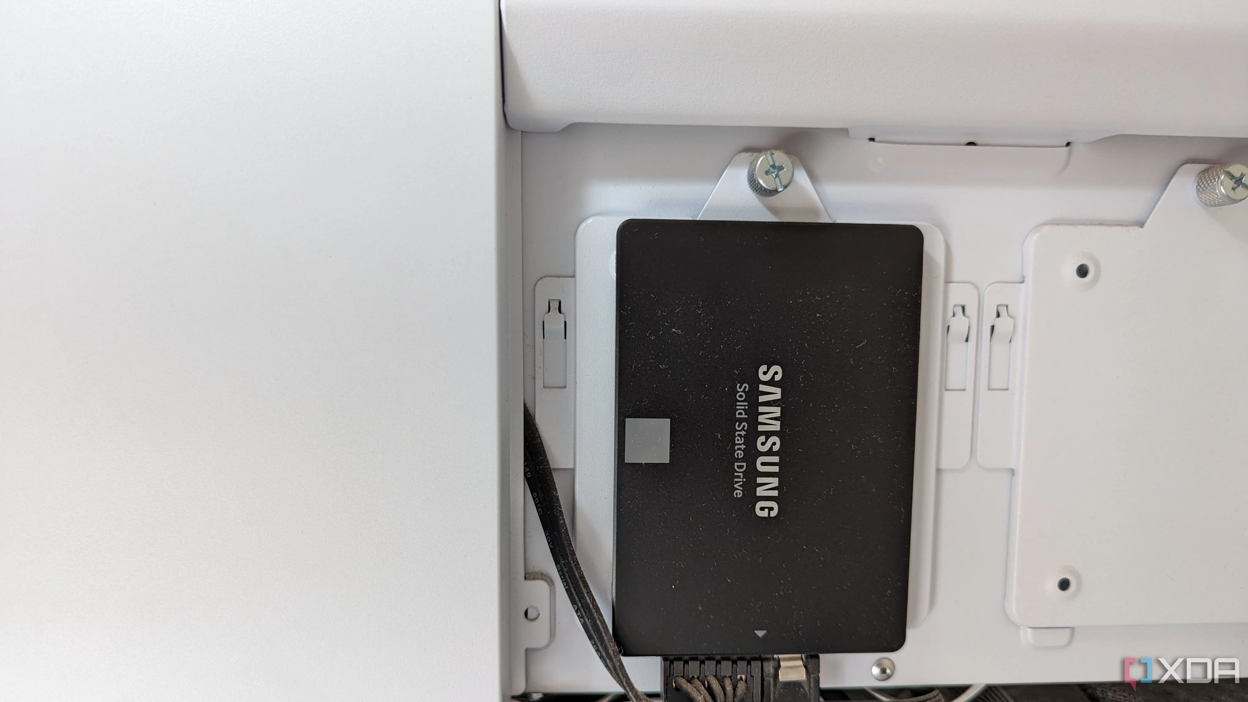 Ổ cứng SSD Samsung 860 EVO 250GB màu đen được lắp đặt trong case máy tính