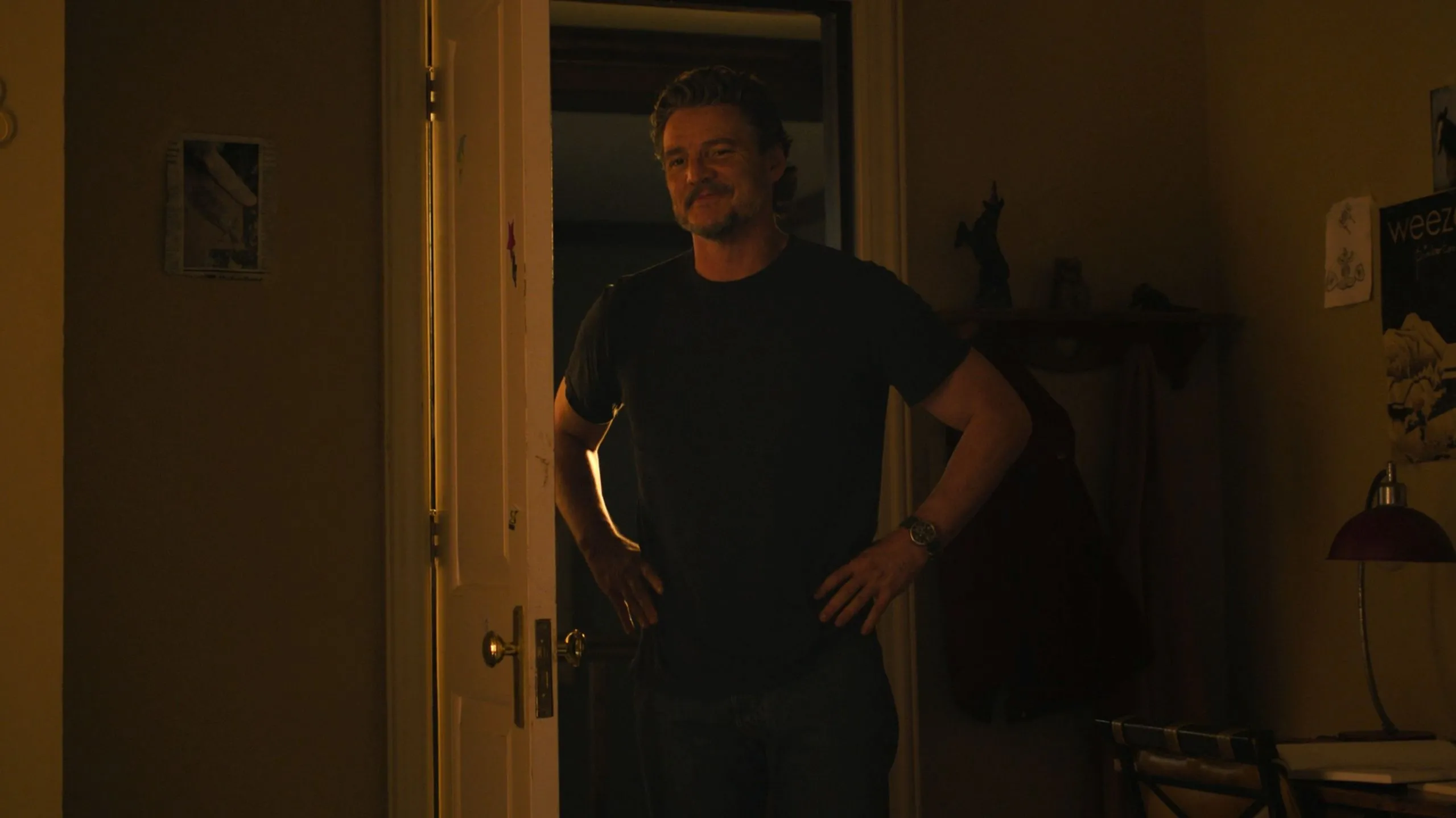 Pedro Pascal trong vai Joel với nụ cười thân thiện trong cảnh hồi tưởng ở tập 5 The Last of Us mùa 2 của HBO, mang lại khoảnh khắc ấm áp cho người hâm mộ.