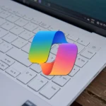 Phím Copilot mới trên bàn phím laptop, biểu tượng AI