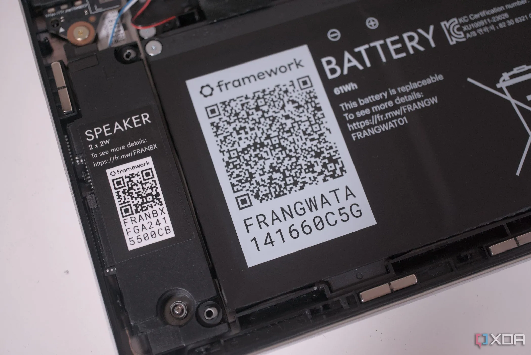 Pin laptop Framework 13 AMD, một thành phần có thể gây ra hiện tượng quá nhiệt nếu bị lỗi hoặc chai phồng