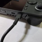 ROG Ally X đang kết nối cáp nguồn, minh họa cho việc sử dụng thiết bị chơi game cầm tay PC với eGPU