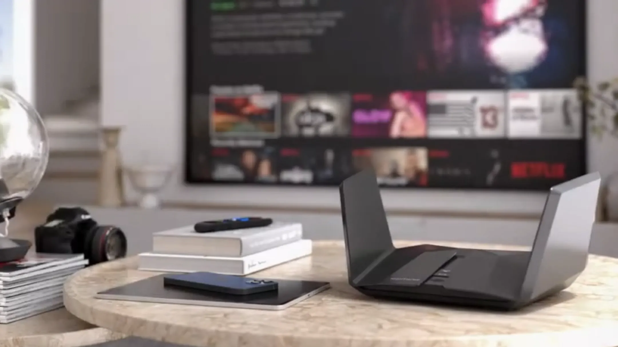 Router Netgear Nighthawk RAXE500 trong không gian gia đình, minh họa khả năng phủ sóng