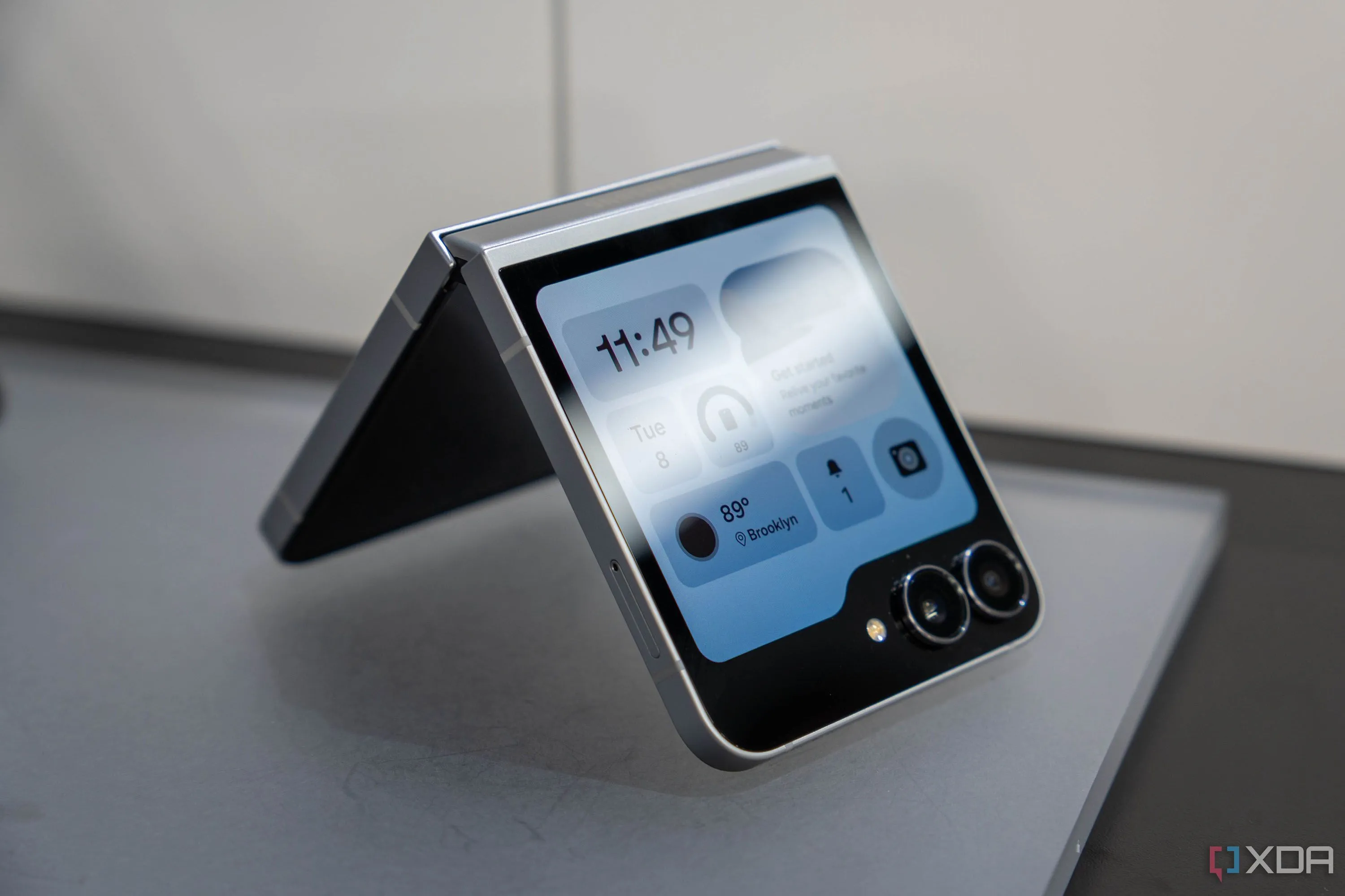 Samsung Galaxy Z Flip 7 đặt trên bàn ở trạng thái gập một nửa, nổi bật tính linh hoạt