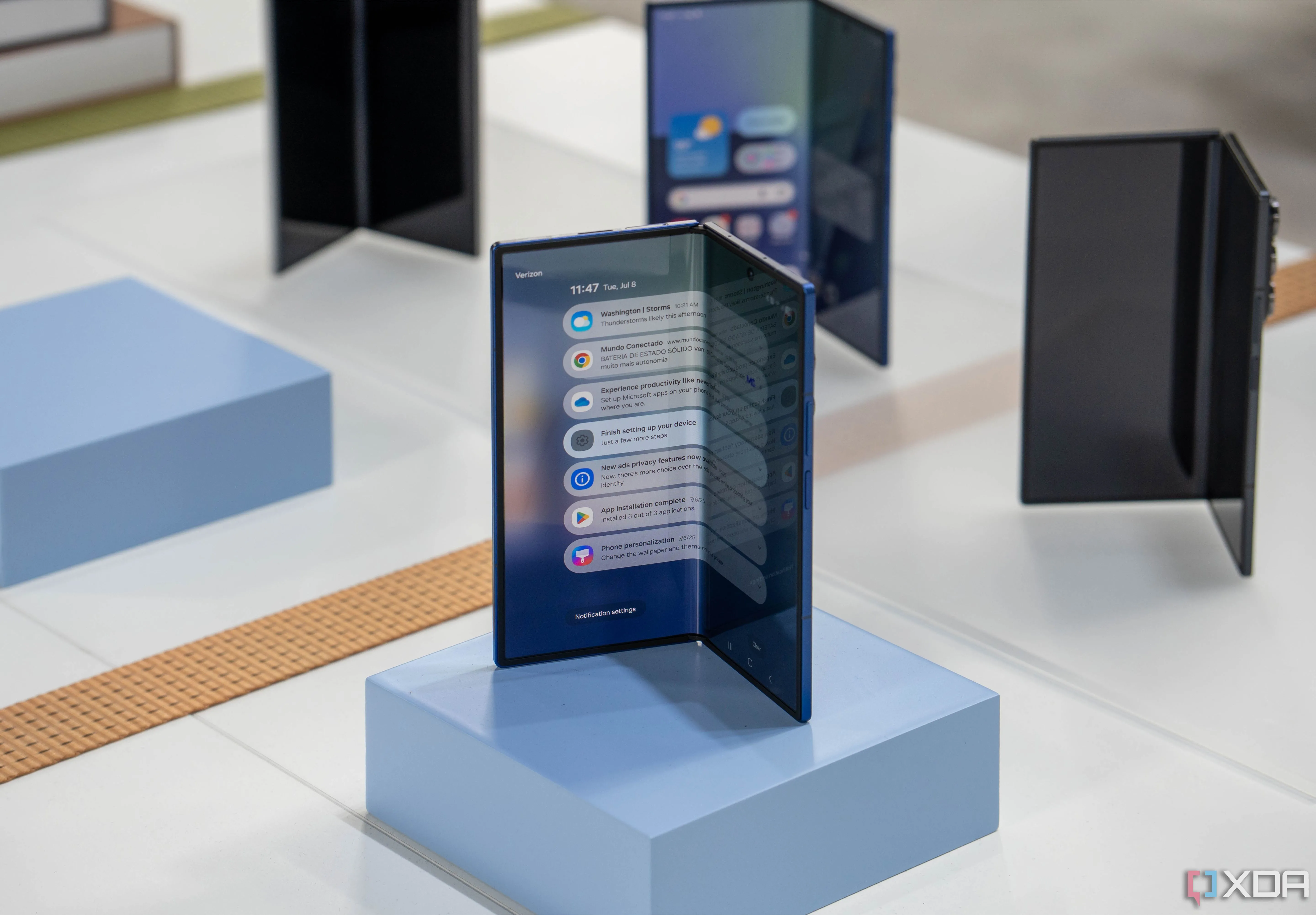 Samsung Galaxy Z Fold 7 đang gập một phần, đặt trên mặt phẳng, thể hiện thiết kế mỏng