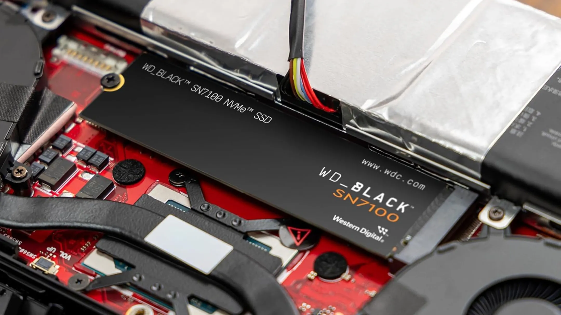 SSD WD_BLACK SN7100 4TB NVMe được lắp đặt trong thiết bị PC