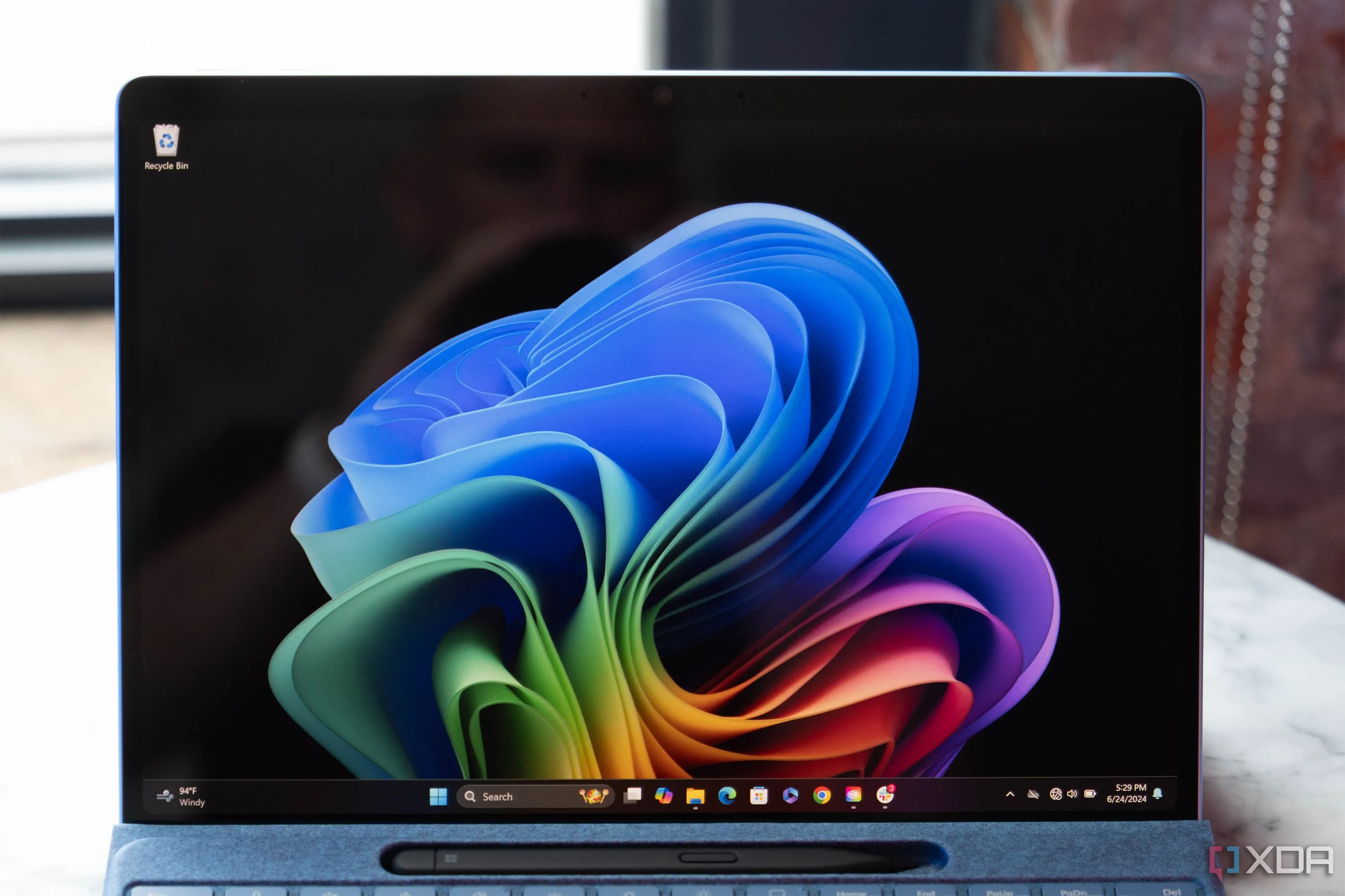 Surface Pro 11 hiển thị giao diện Windows, minh họa trải nghiệm sử dụng tablet