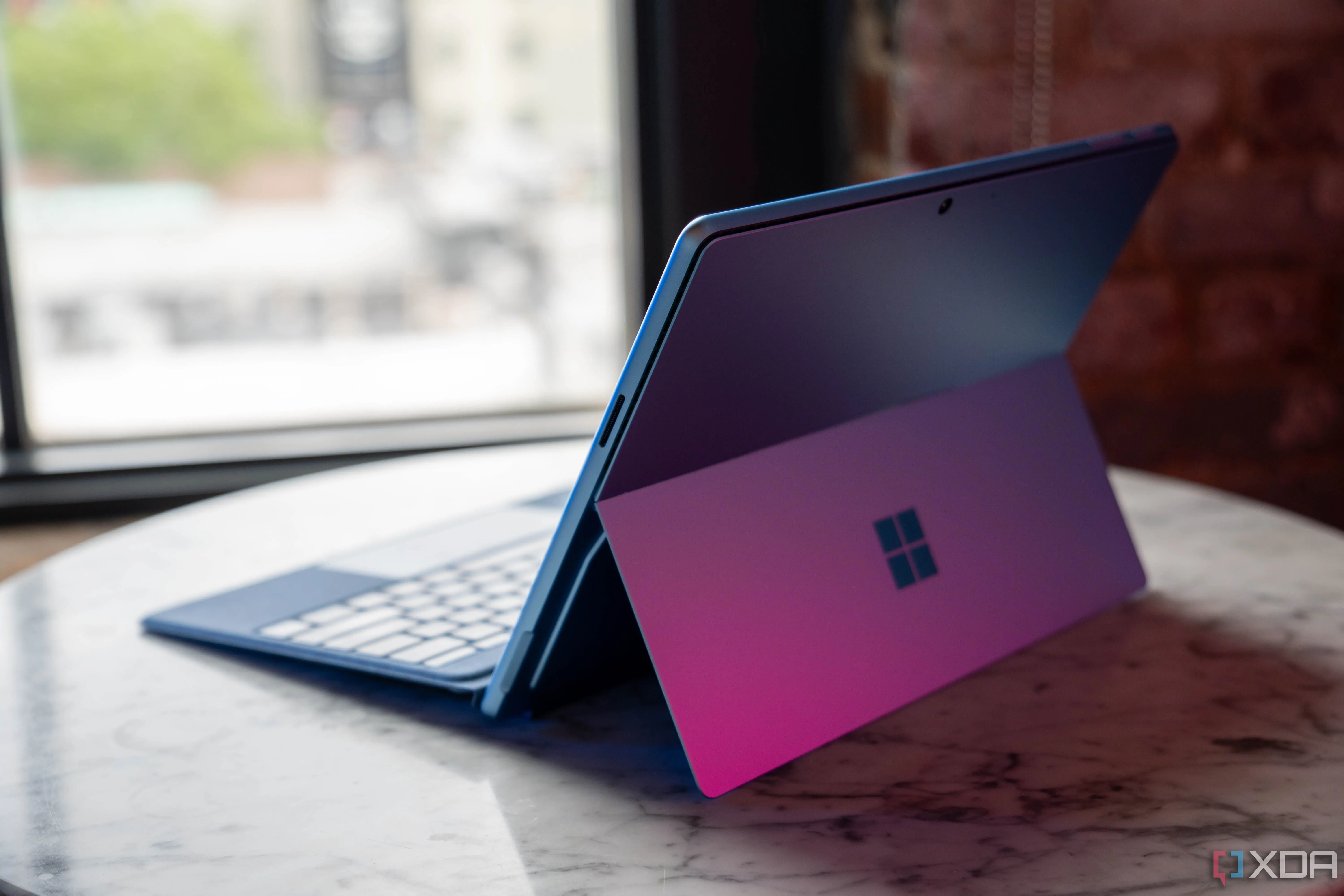 Surface Pro 11 với thiết kế mỏng nhẹ và các cổng kết nối USB-C