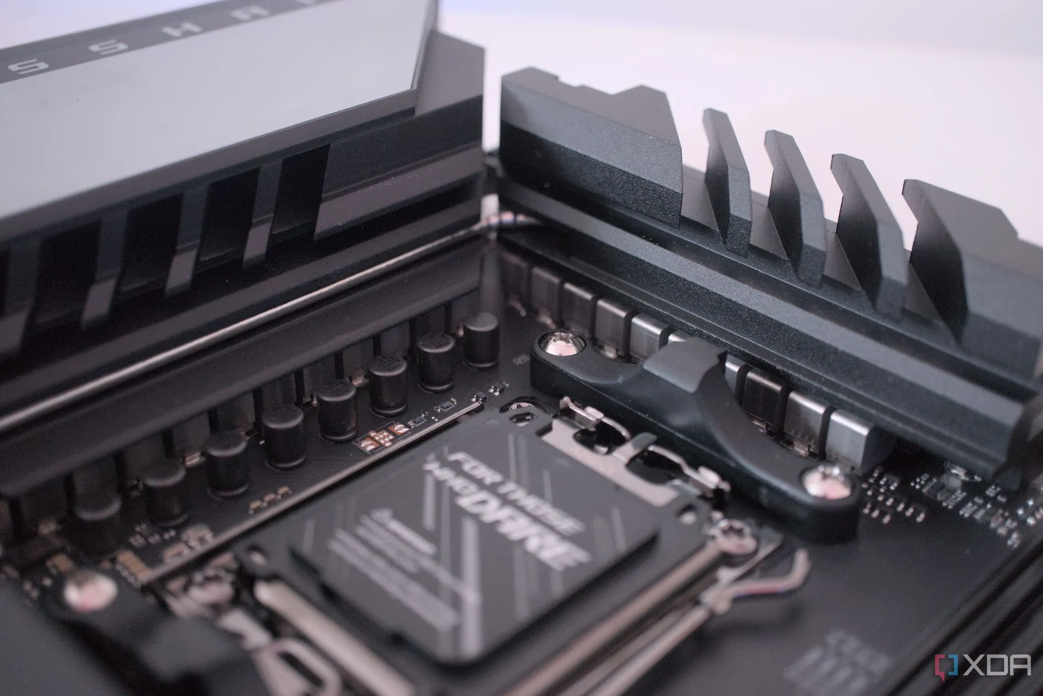 Tản nhiệt VRM và khu vực pha nguồn CPU trên bo mạch chủ ASUS ROG Crosshair X670E Hero, minh họa cho các pha VRM chuyên dụng.