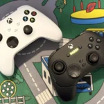 Tay cầm chơi game Razer Wolverine V3 Pro và tay cầm Xbox không dây, minh họa sự đa dạng thiết bị nhập liệu cho PC chơi game phòng khách.