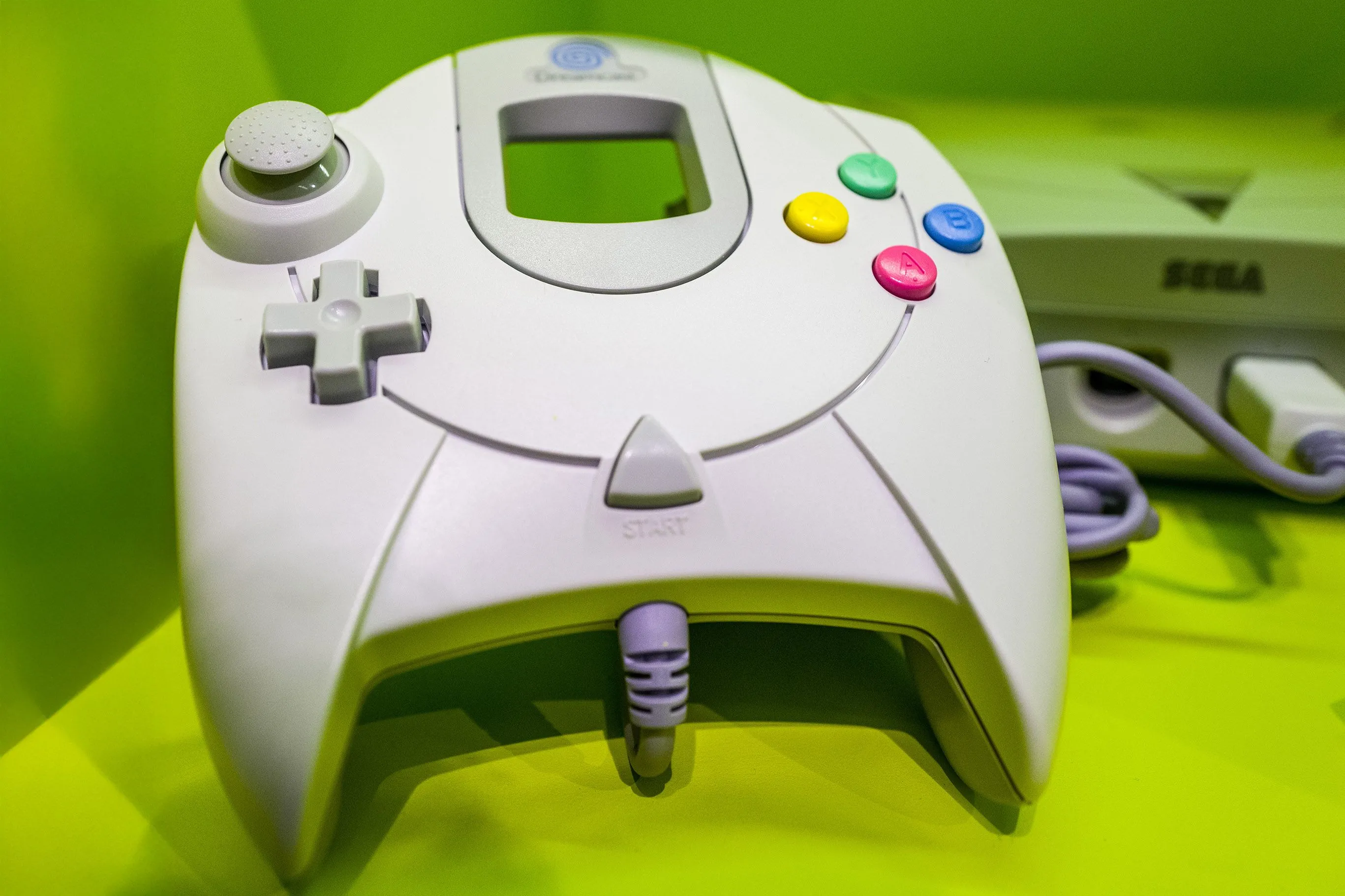 Tay cầm Sega Dreamcast với VMU (Visual Memory Unit) độc đáo, có màn hình riêng để chơi minigame