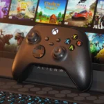 Tay cầm Xbox đặt trên laptop Alienware, biểu tượng cho trải nghiệm chơi game đám mây Xbox Cloud Gaming