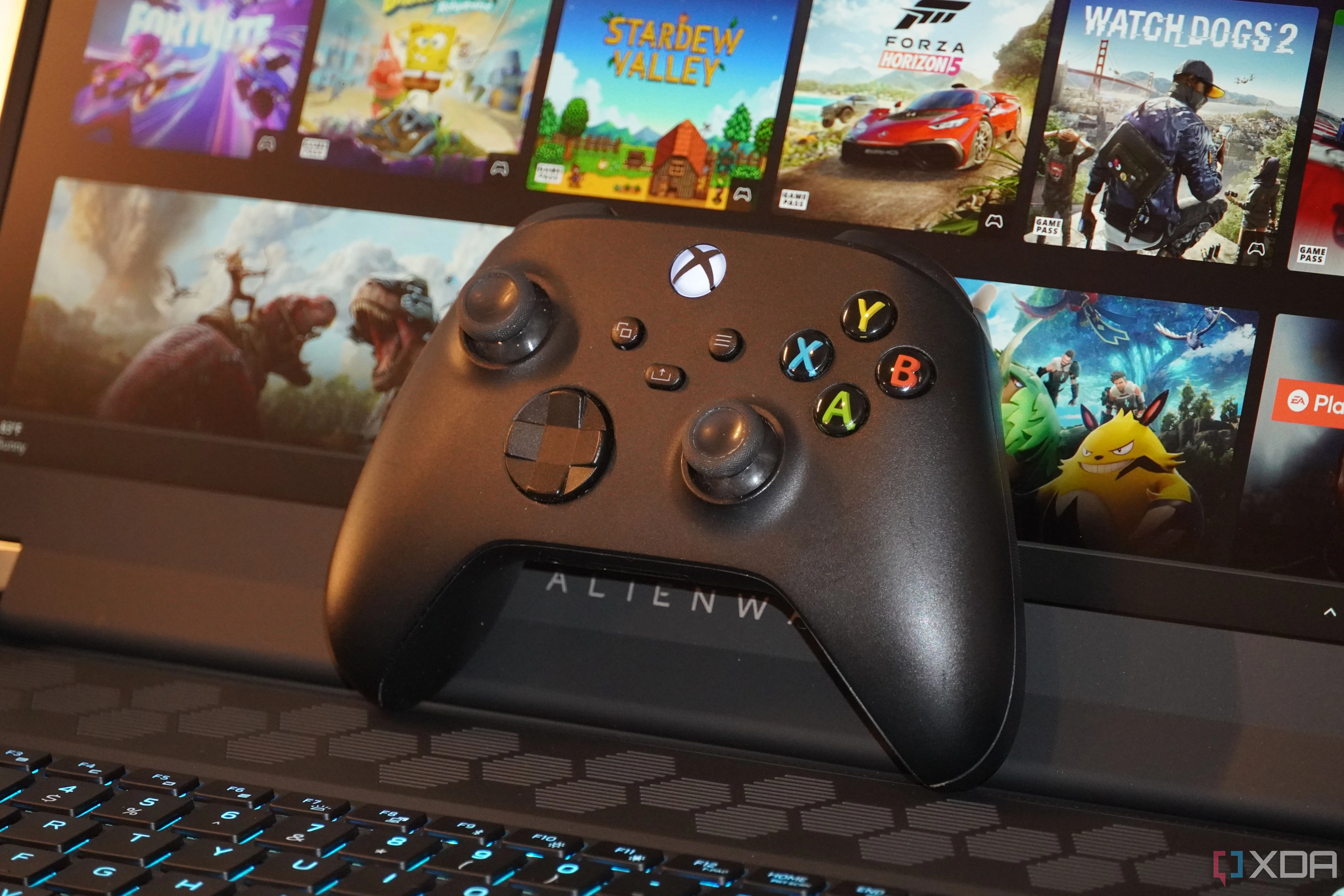 Tay cầm Xbox đặt trên laptop Alienware, biểu tượng cho trải nghiệm chơi game đám mây Xbox Cloud Gaming