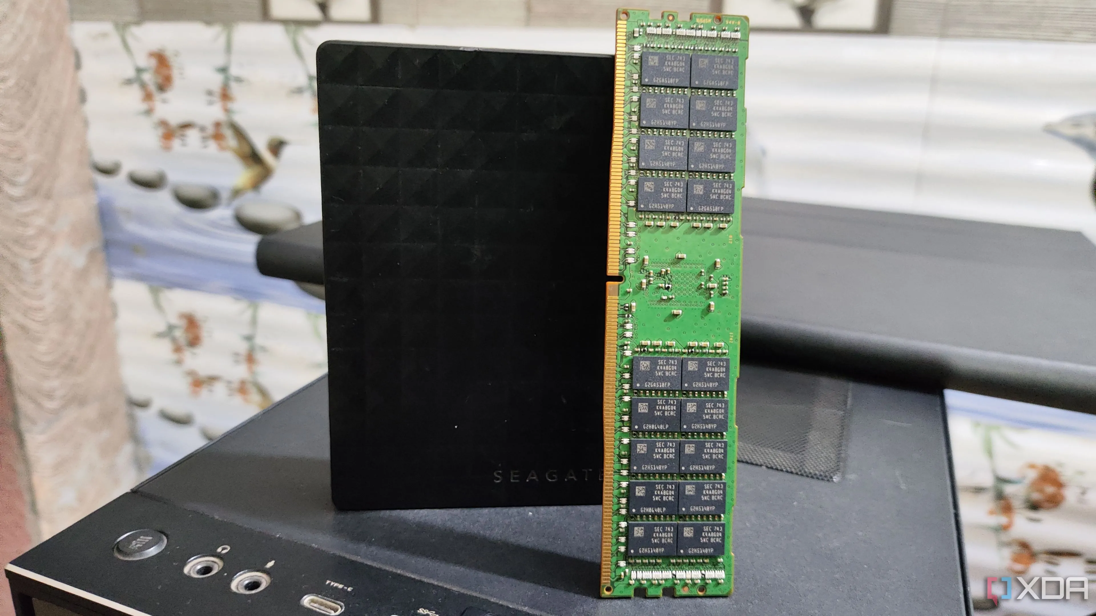 Thanh RAM ECC đặt cạnh ổ cứng di động Seagate 2TB
