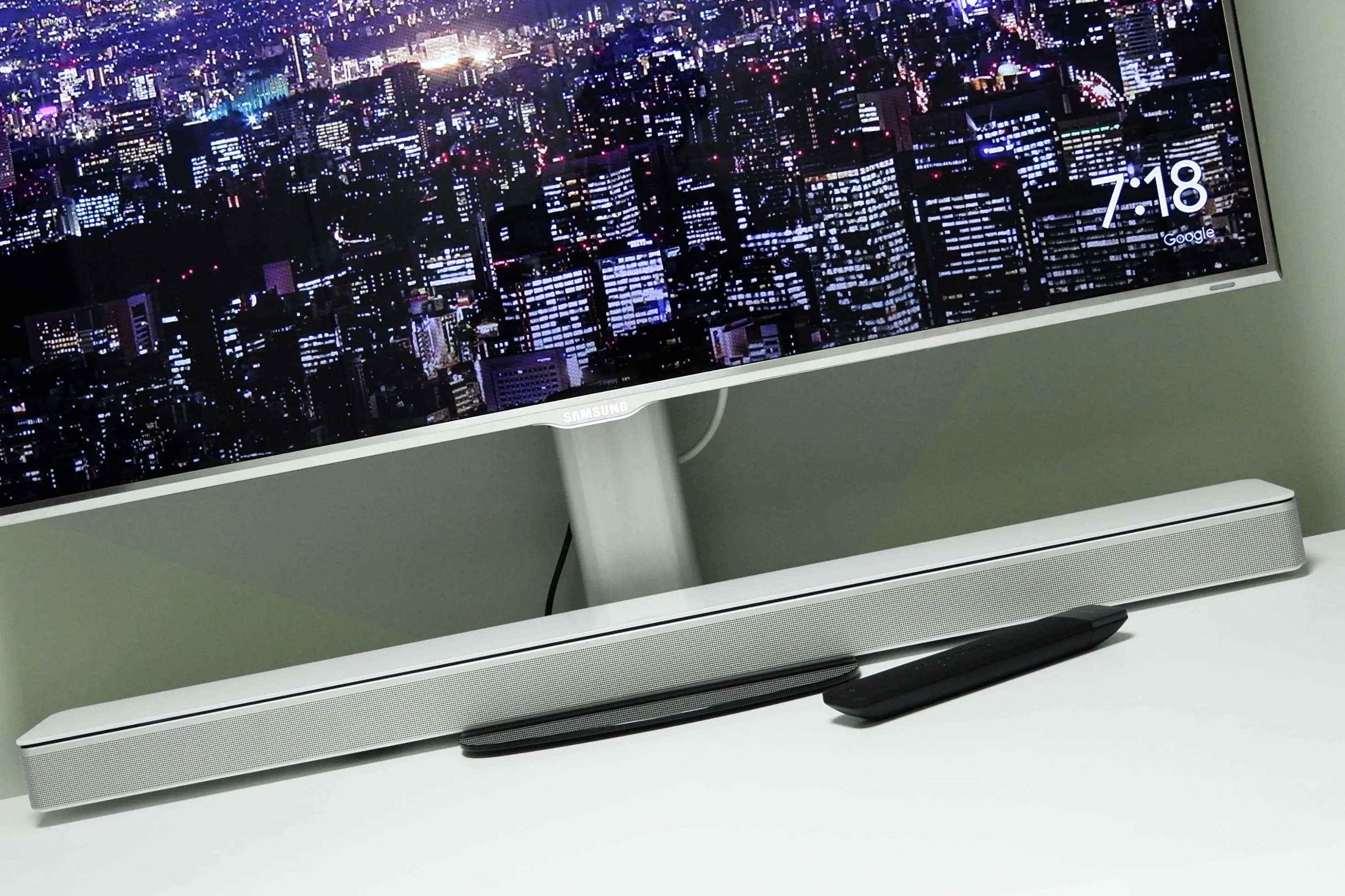 Thanh soundbar đặt dưới màn hình máy tính, minh họa kết nối âm thanh qua HDMI eARC