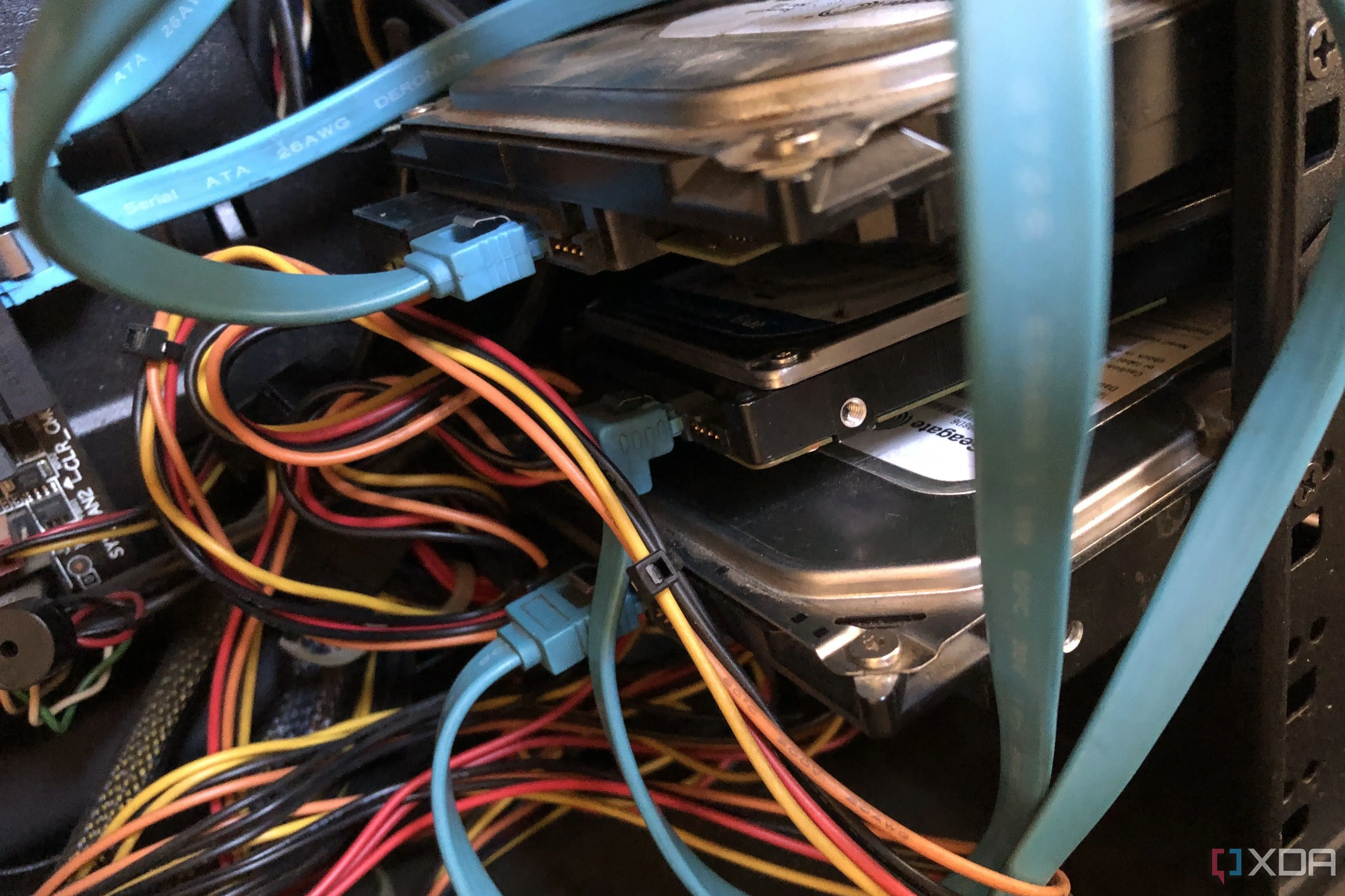 Thao tác gắn ổ cứng HDD vào khoang ổ đĩa trong vỏ máy tính để bàn