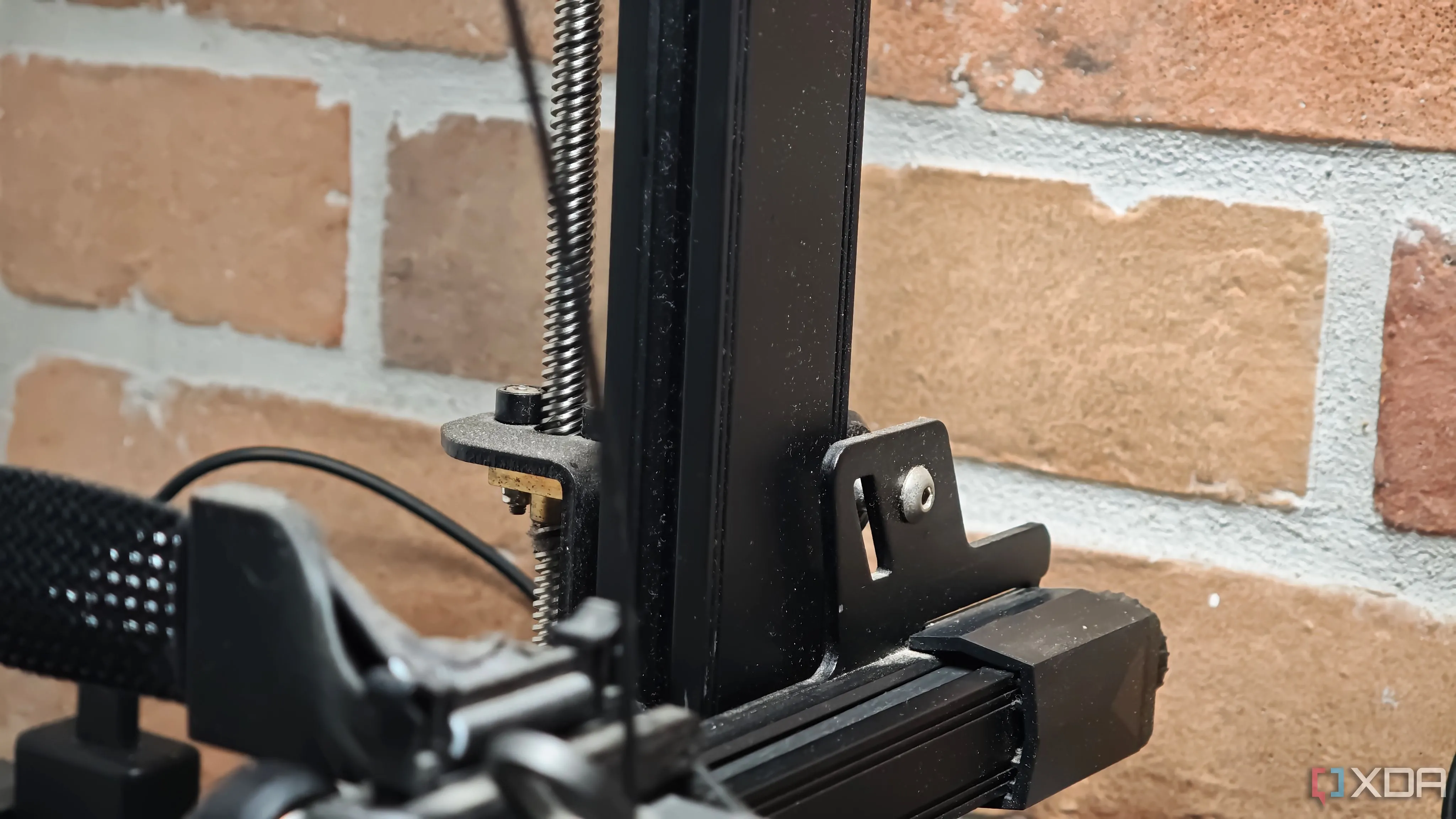 Thao tác lắp ráp ray trượt trên thân máy in 3D Creality Ender-3
