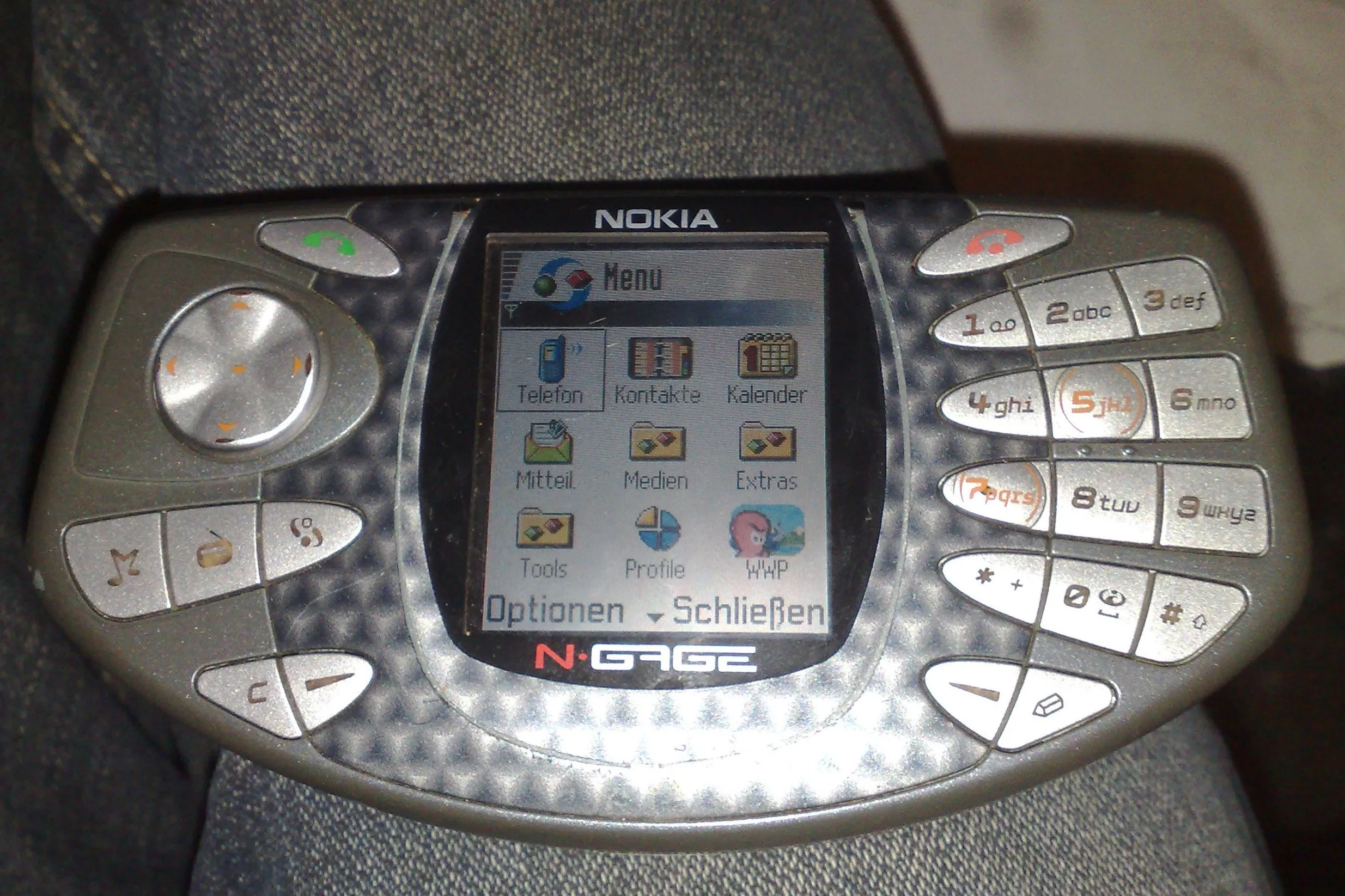 Thao tác thay băng game trên Nokia N-Gage đời đầu đòi hỏi tháo pin bất tiện