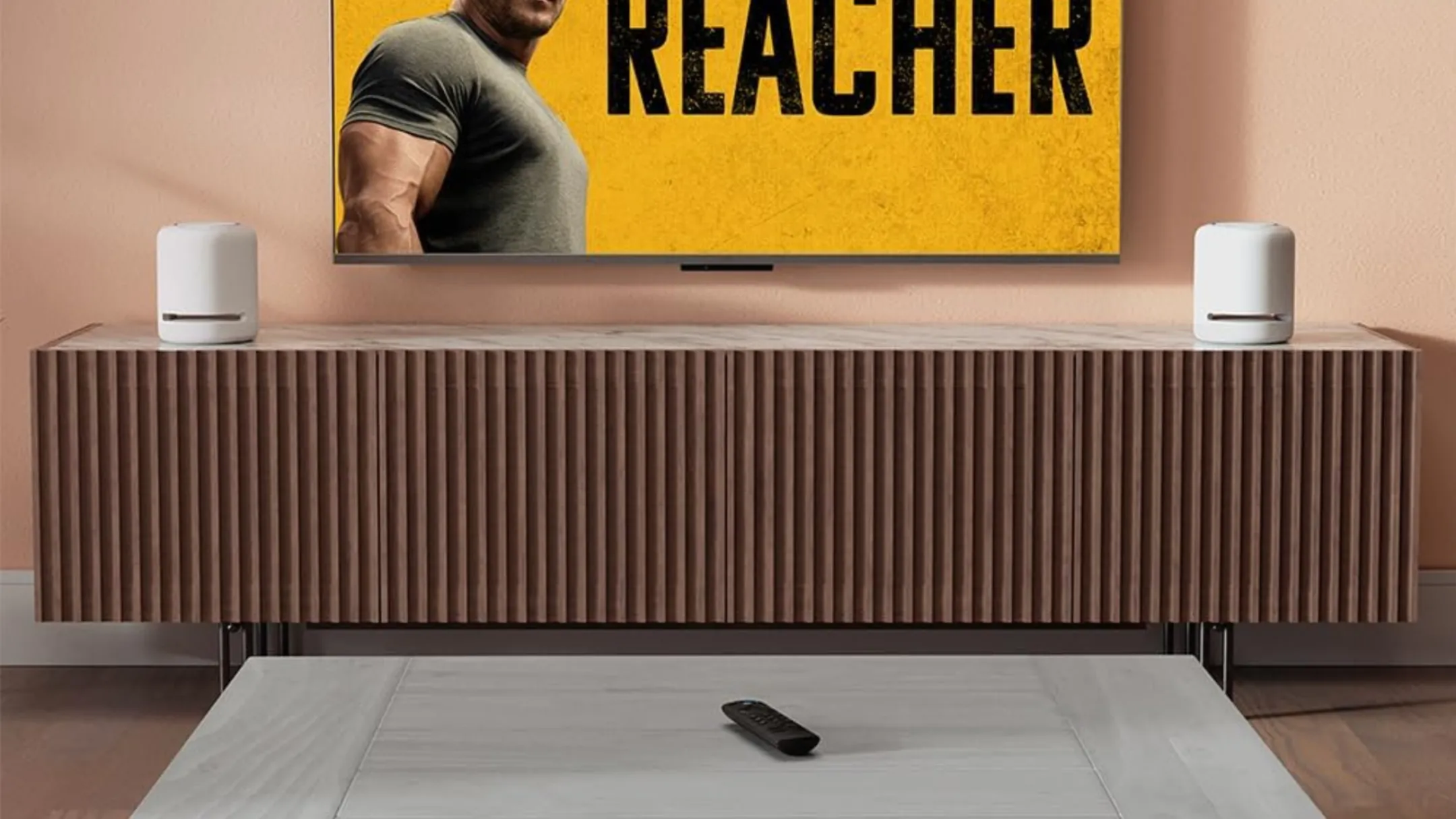 Thiết bị Amazon Fire TV Stick 4K đang được sử dụng trong phòng khách với TV.