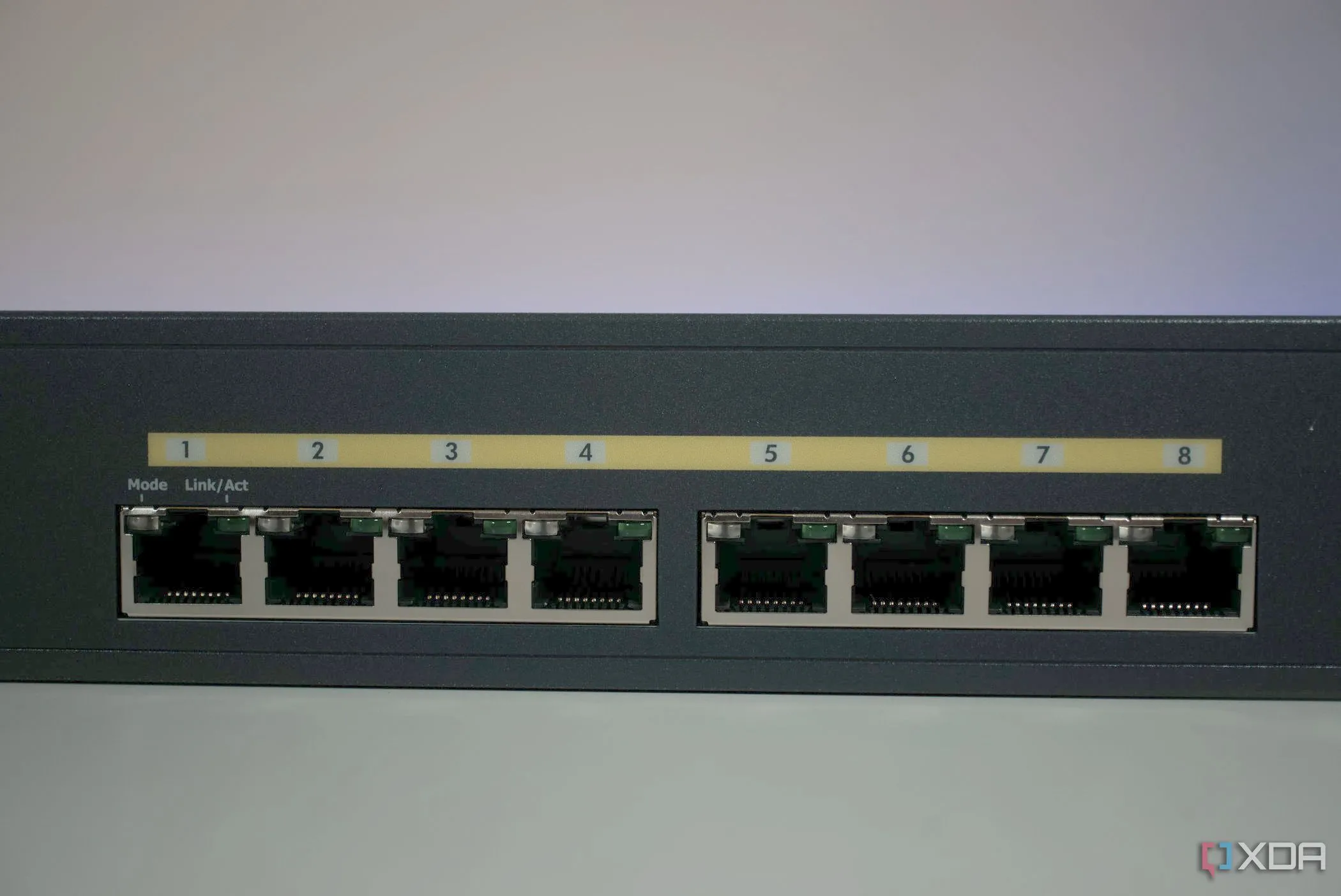 Thiết bị chuyển mạch Ethernet hỗ trợ PoE với các cổng cấp nguồn