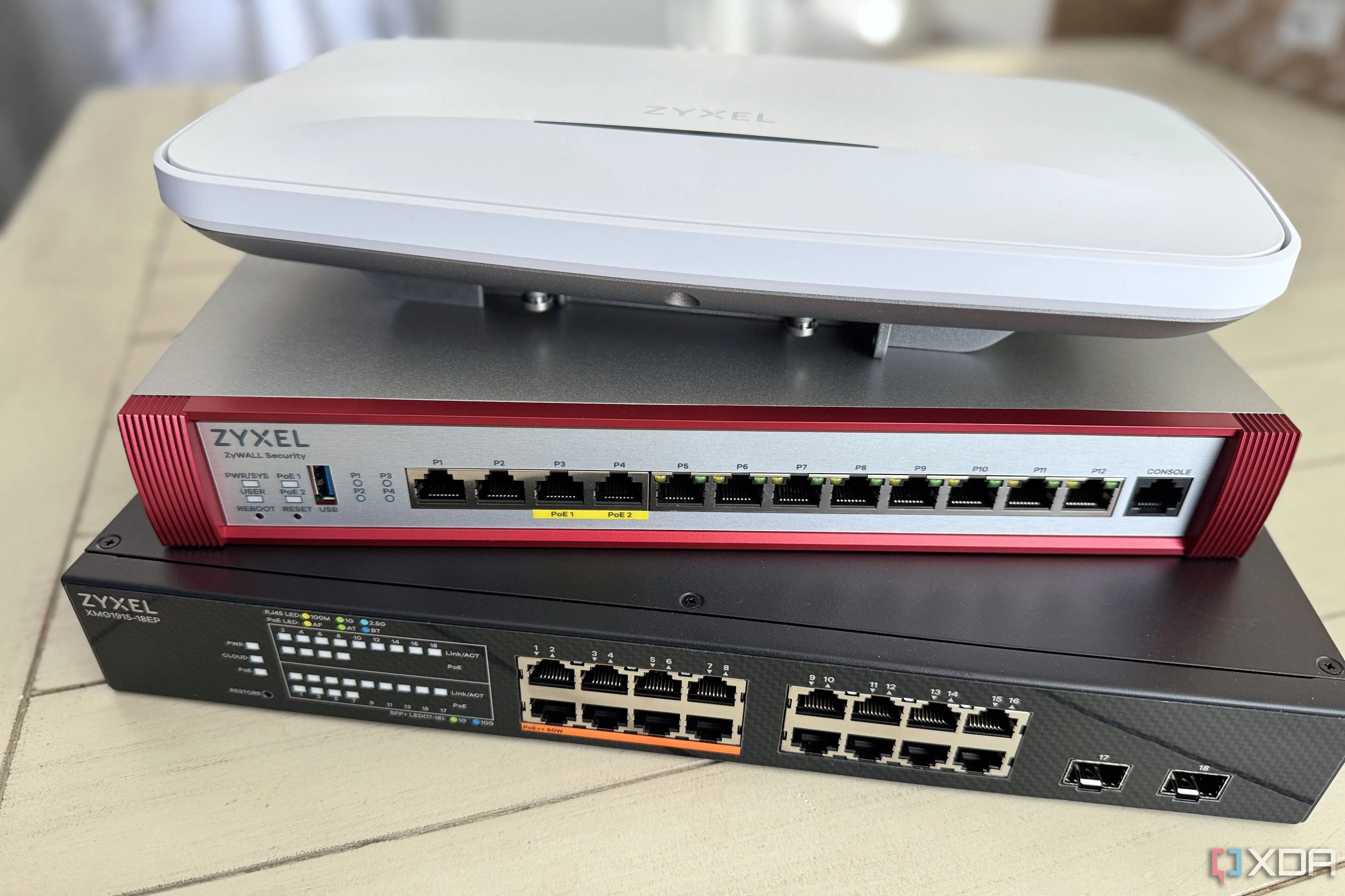 Thiết bị mạng cao cấp Zyxel, minh họa sự khác biệt giữa switch quản lý và không quản lý trong hệ thống mạng gia đình