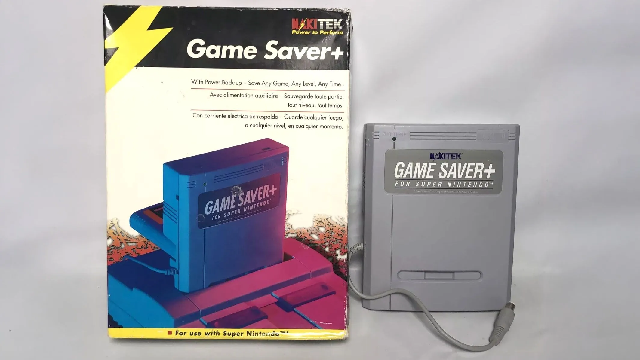Thiết bị Nakitek Game Saver Plus, cho phép người dùng SNES tạo save state thời gian thực