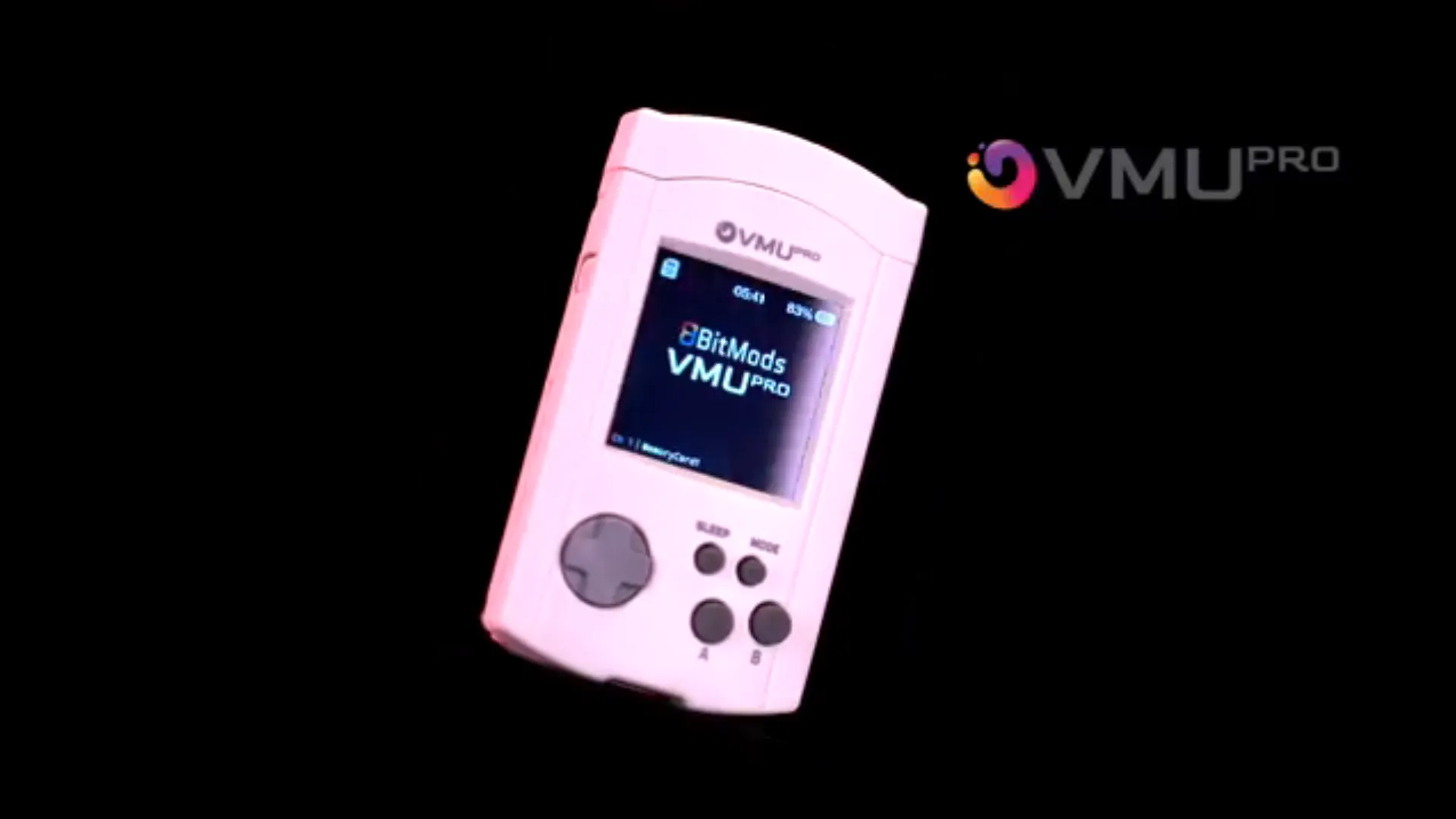 Thiết bị VMU Pro của 8BitMods với màn hình hiển thị game và các nút điều khiển, phụ kiện mới cho Dreamcast