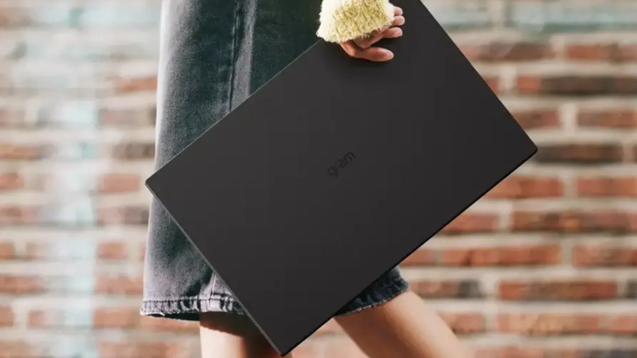 Thiết kế mỏng ấn tượng của LG Gram 17 với bàn phím và màn hình lớn