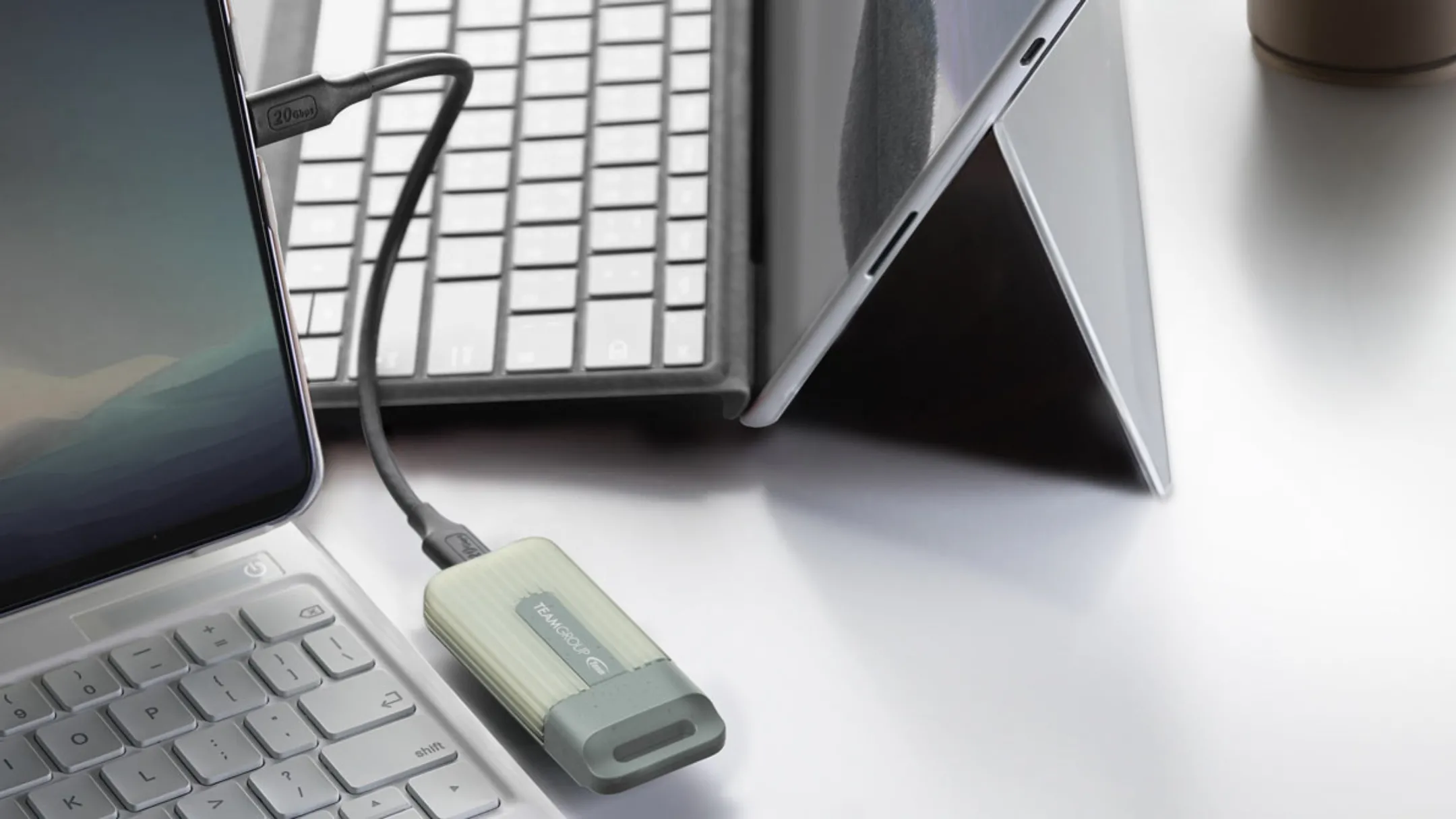 Thiết kế siêu nhỏ gọn và cổng USB-C của SSD di động Team Group PD20 ECO