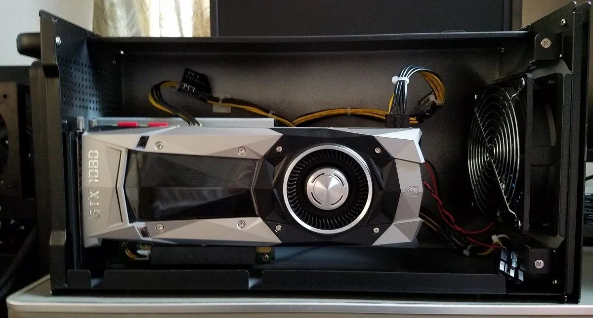 Thùng eGPU AKiTiO Node với card đồ họa Nvidia GTX 1080 bên trong, minh chứng cho hiệu suất eGPU bị hạn chế bởi Thunderbolt 3 trước đây