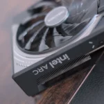 Thương hiệu ASRock Arc và logo Intel Arc trên bo mạch chủ, biểu tượng cho dòng GPU Intel Arc Battlemage.