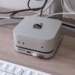Tổng quan Mac Mini M4 đặt trên Satechi Stand & Hub, cho thấy sự liền mạch trong thiết kế