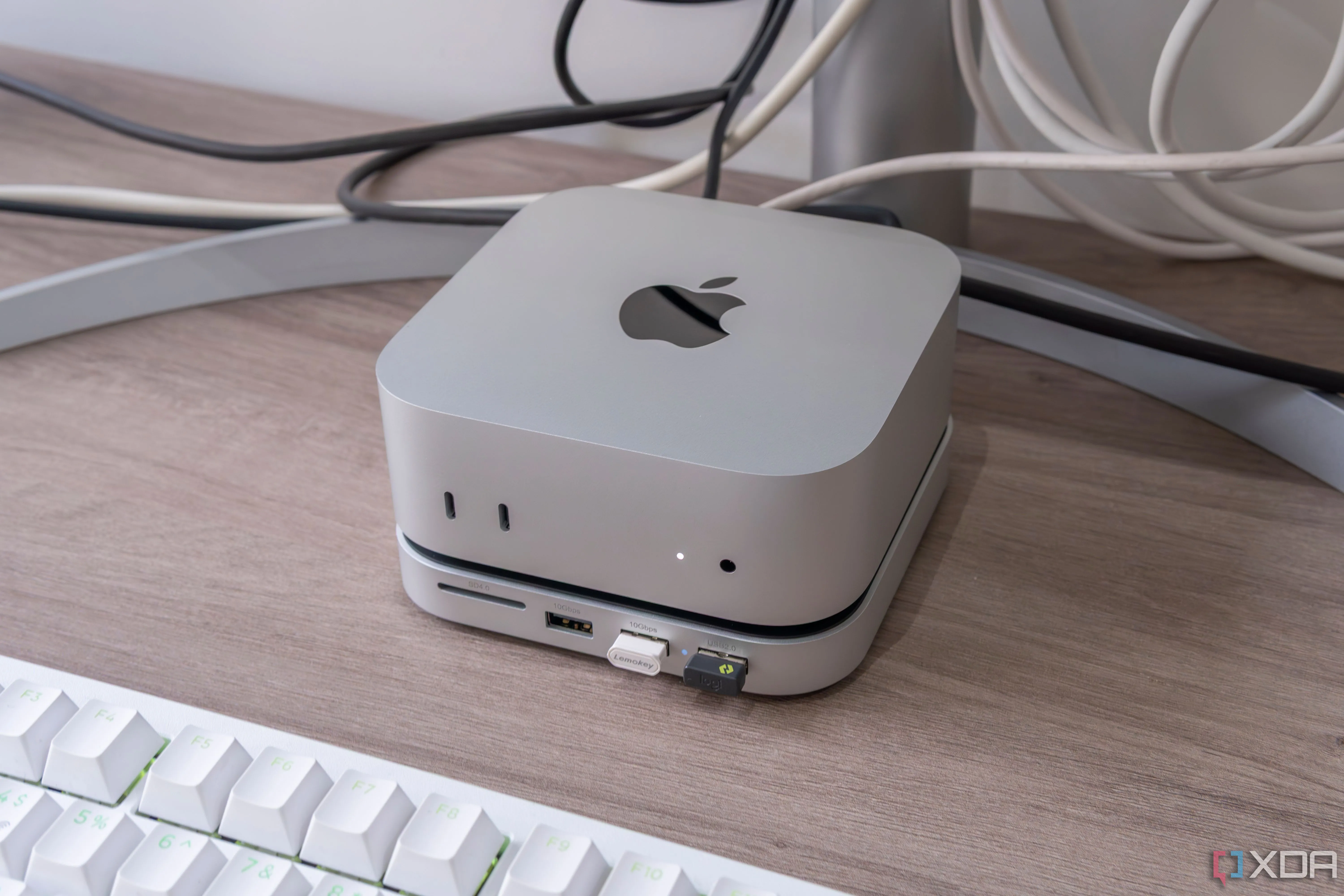 Tổng quan Mac Mini M4 đặt trên Satechi Stand & Hub, cho thấy sự liền mạch trong thiết kế
