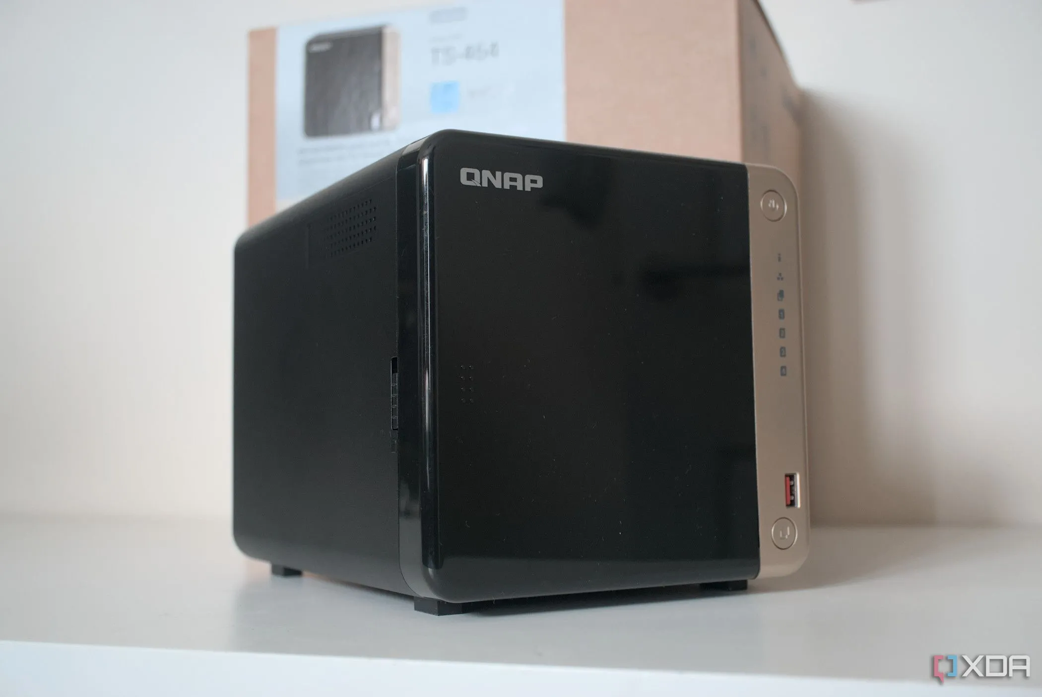 Tổng quan NAS QNAP TS-464 với nhiều ổ đĩa, biểu tượng cho các tính năng nâng cao không có trên các dòng NAS giá rẻ.