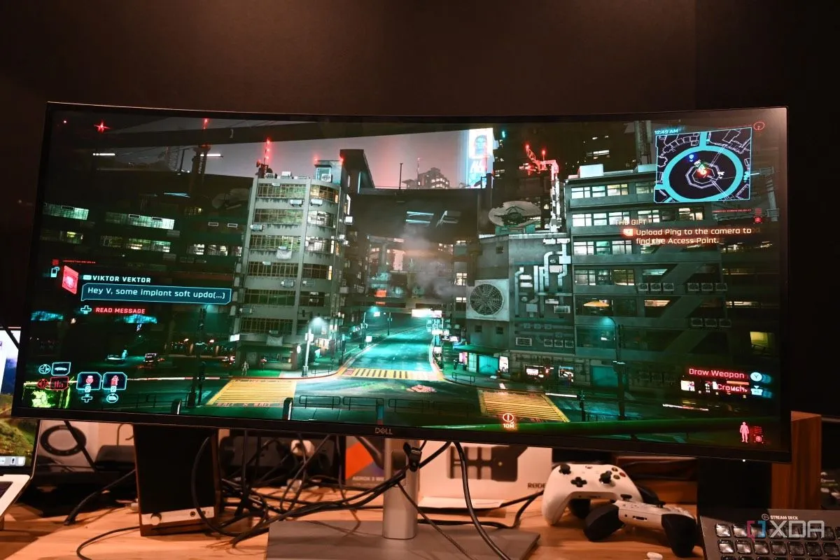 Trải nghiệm chơi game Cyberpunk 2077 trên màn hình Dell UltraSharp 40 cong, thể hiện đồ họa đỉnh cao với RTX 5090.