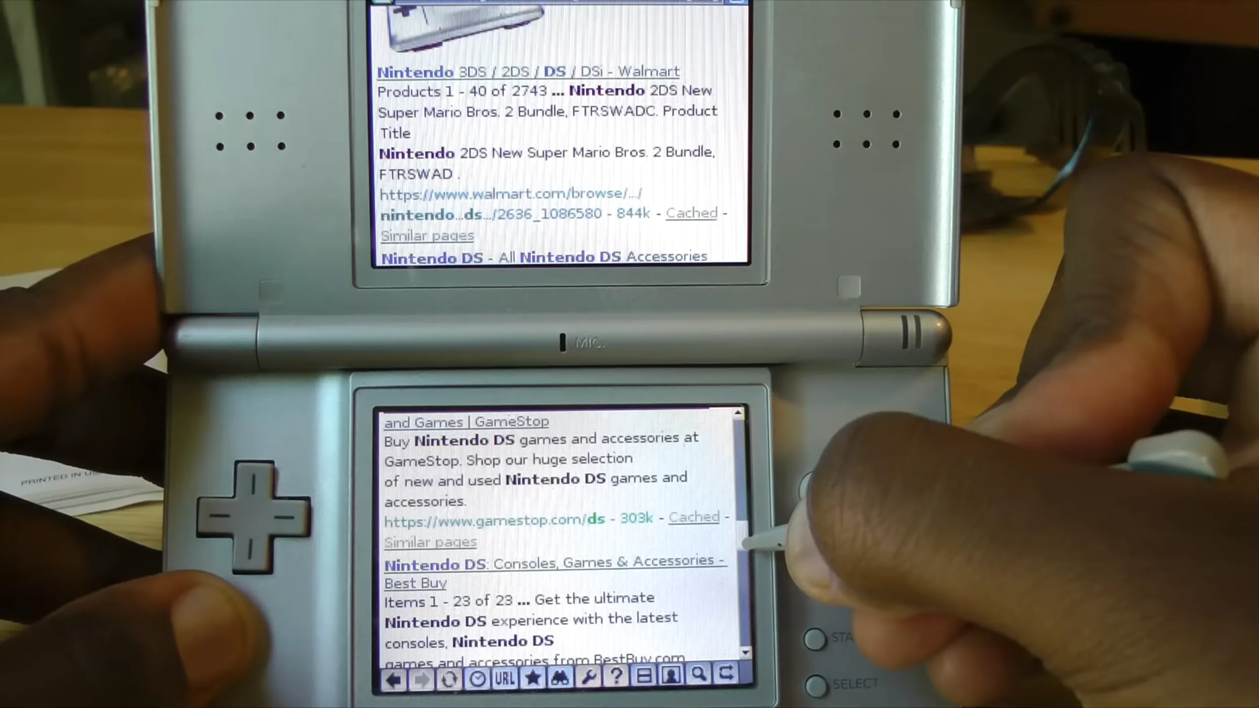 Trình duyệt Nintendo DS hiển thị kết quả tìm kiếm Google, minh họa tính năng màn hình kép và cảm ứng của hệ máy.
