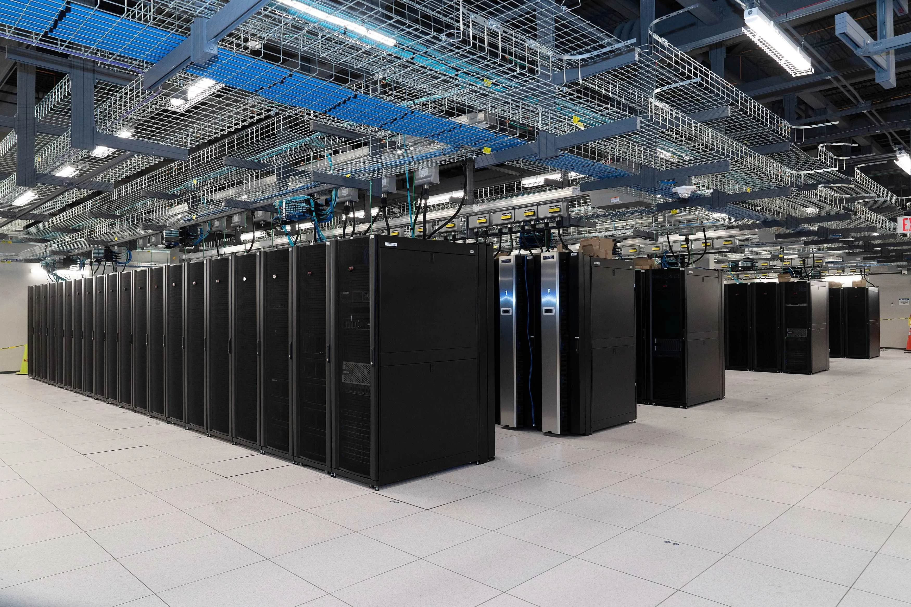 Trung tâm dữ liệu hiện đại với nhiều tủ rack chứa máy chủ x86, minh họa sự thống trị của kiến trúc này