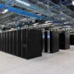 Trung tâm dữ liệu máy chủ với nhiều tủ rack, biểu tượng của hạ tầng lưu trữ đám mây.