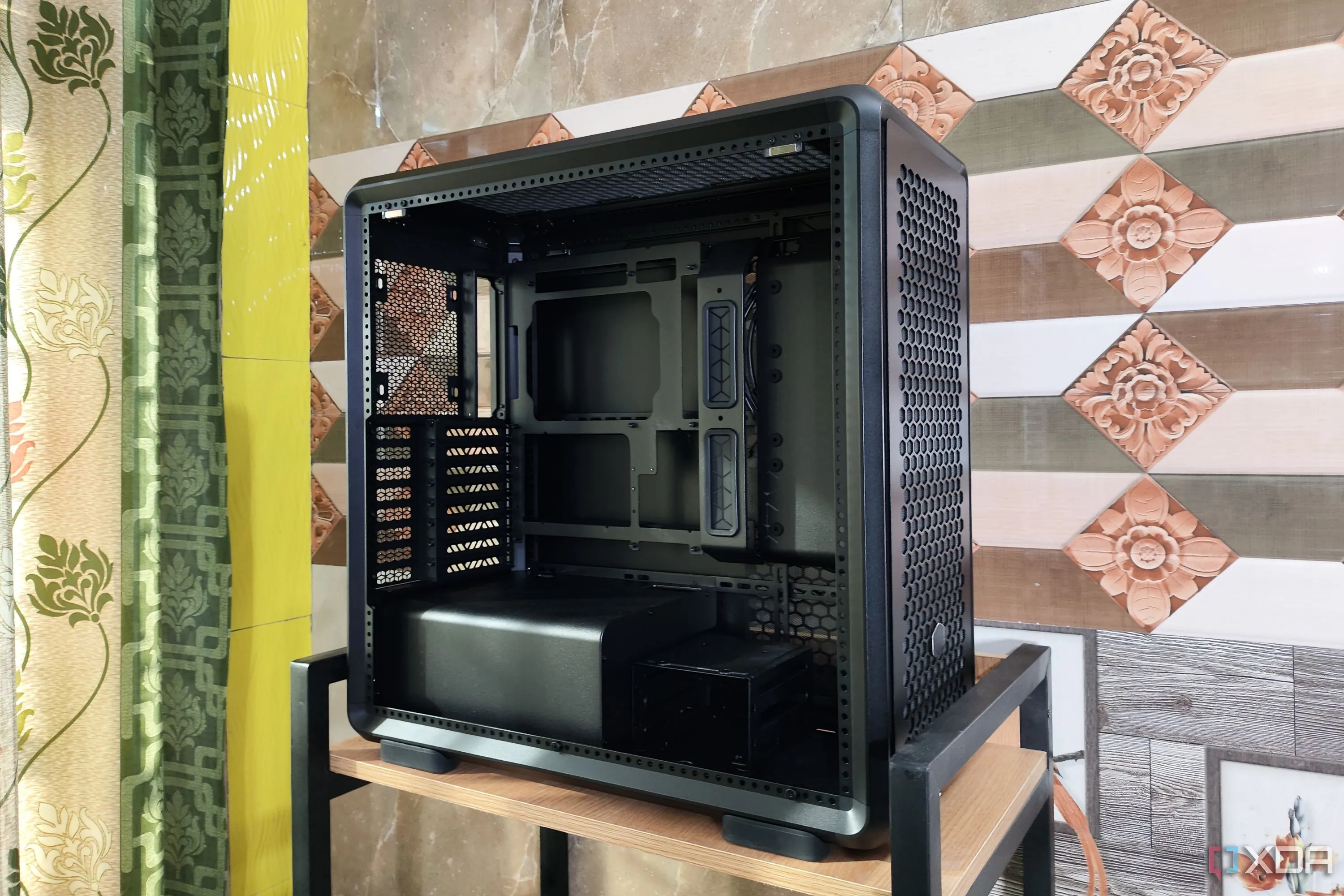 Vỏ case Cooler Master MasterFrame 600 khi tháo tấm mặt trước, khoe không gian nội thất rộng rãi