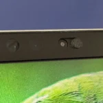 Webcam và camera hồng ngoại của laptop Razer Blade hỗ trợ Windows Hello, minh họa tính năng nhận diện khuôn mặt qua IR.