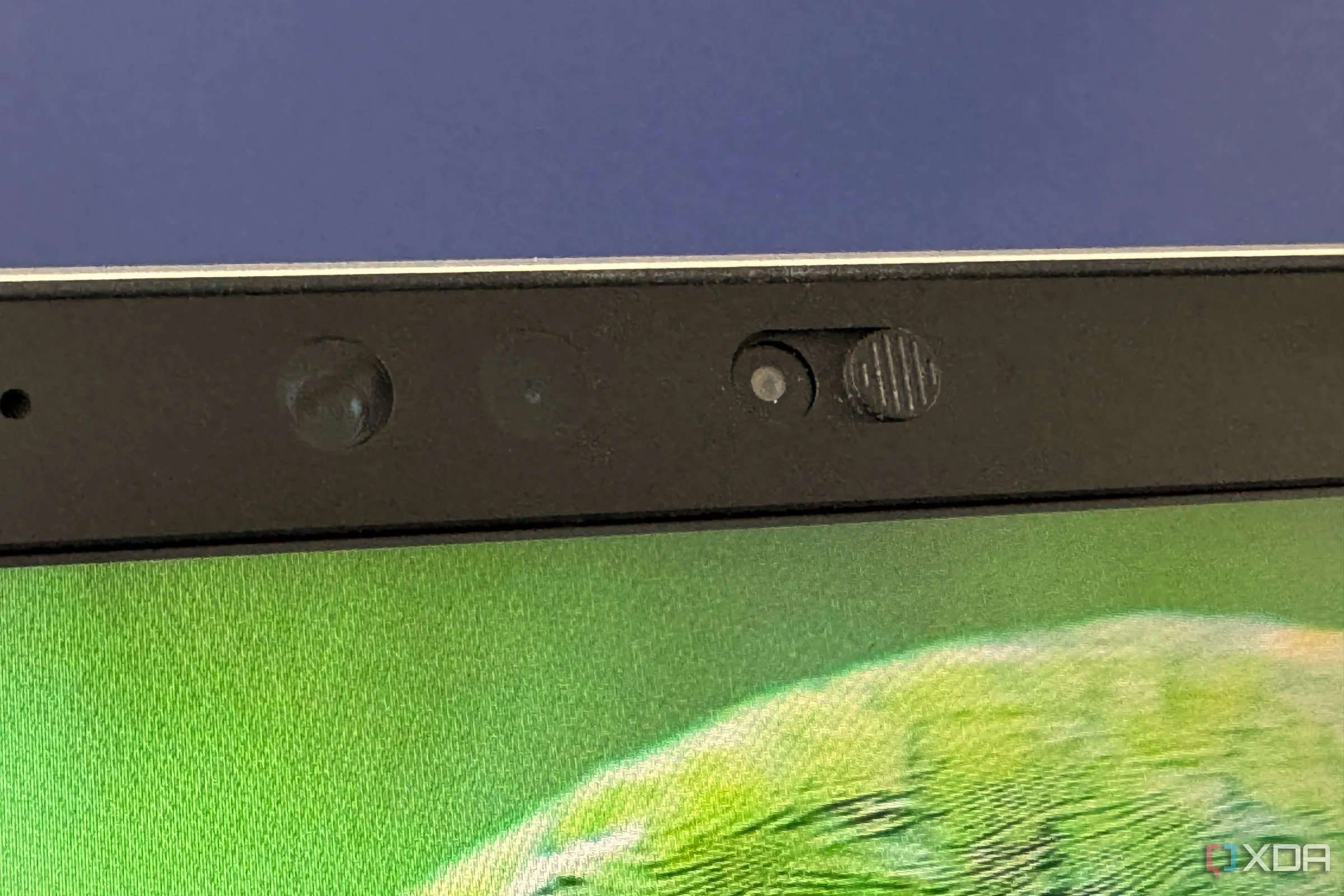 Webcam và camera hồng ngoại của laptop Razer Blade hỗ trợ Windows Hello, minh họa tính năng nhận diện khuôn mặt qua IR.
